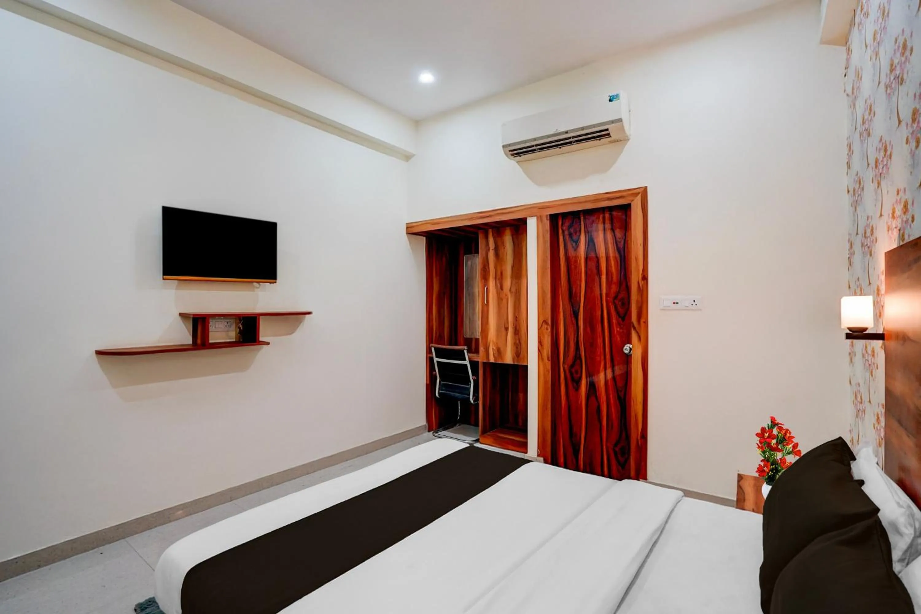 Bedroom, Bed in OYO Hotel O Khargapur Ring Road Formerly Shimla Grand