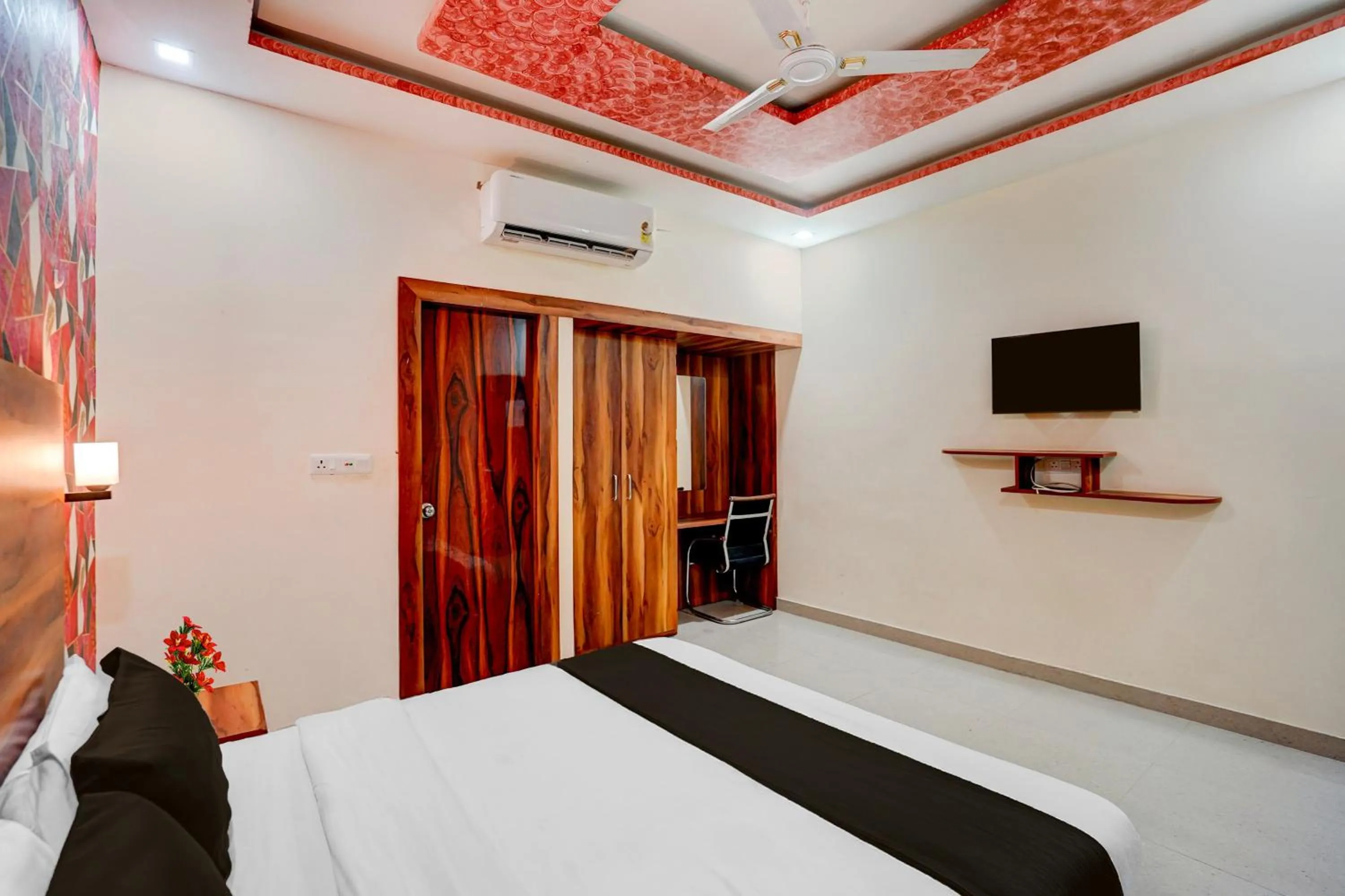 Bedroom, Bed in OYO Hotel O Khargapur Ring Road Formerly Shimla Grand