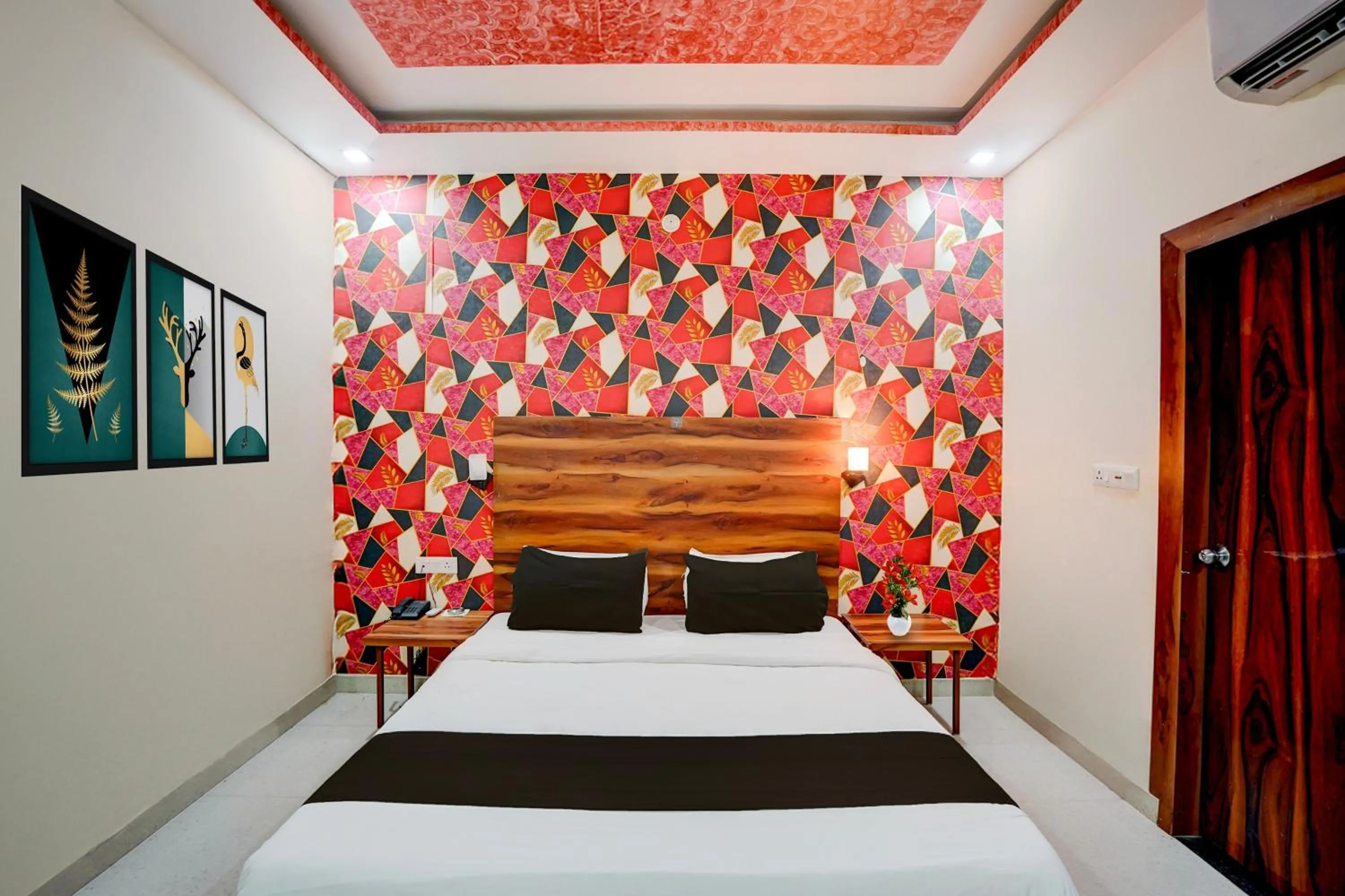 Bedroom, Bed in OYO Hotel O Khargapur Ring Road Formerly Shimla Grand