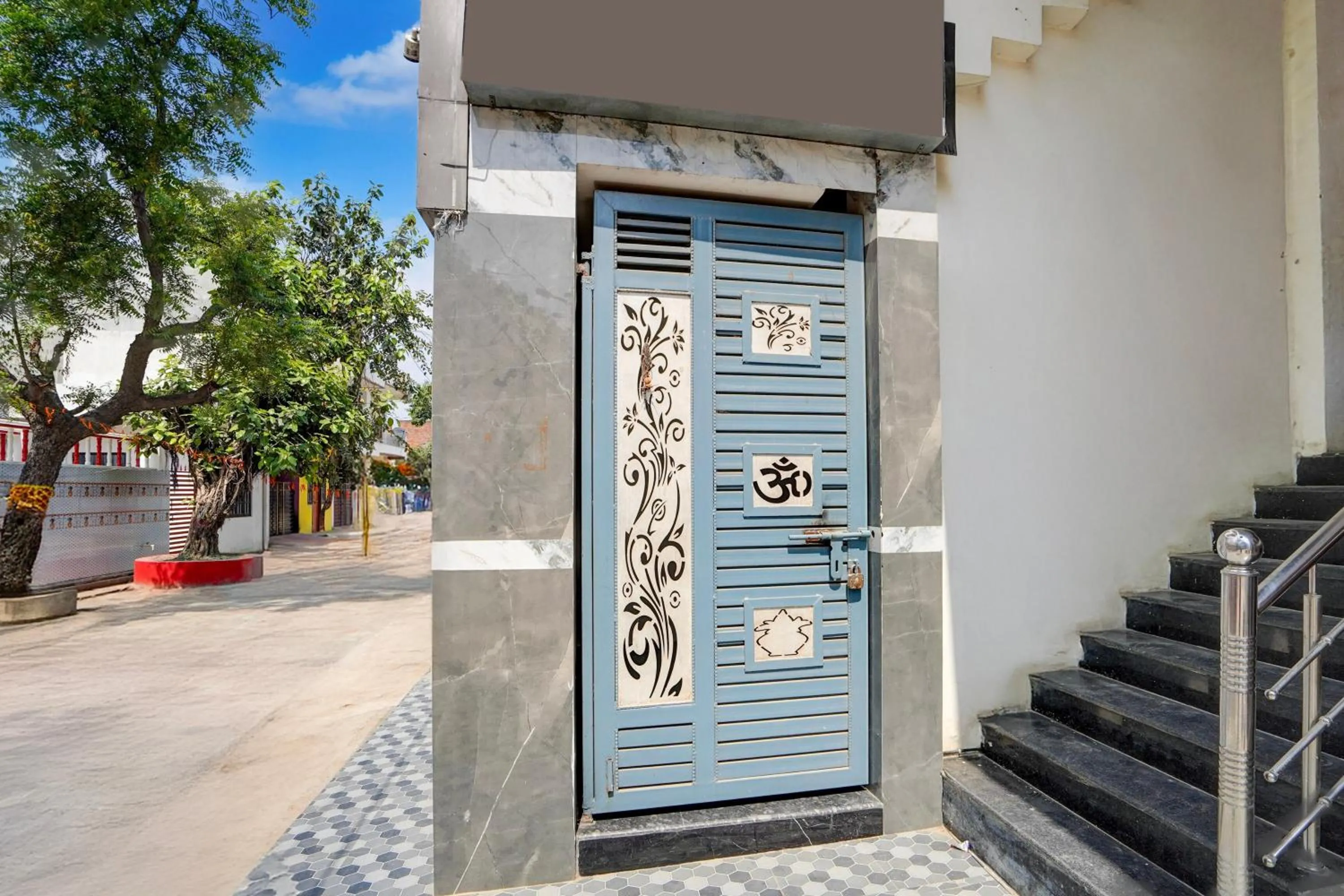 Facade/entrance in OYO Hotel O Khargapur Ring Road Formerly Shimla Grand
