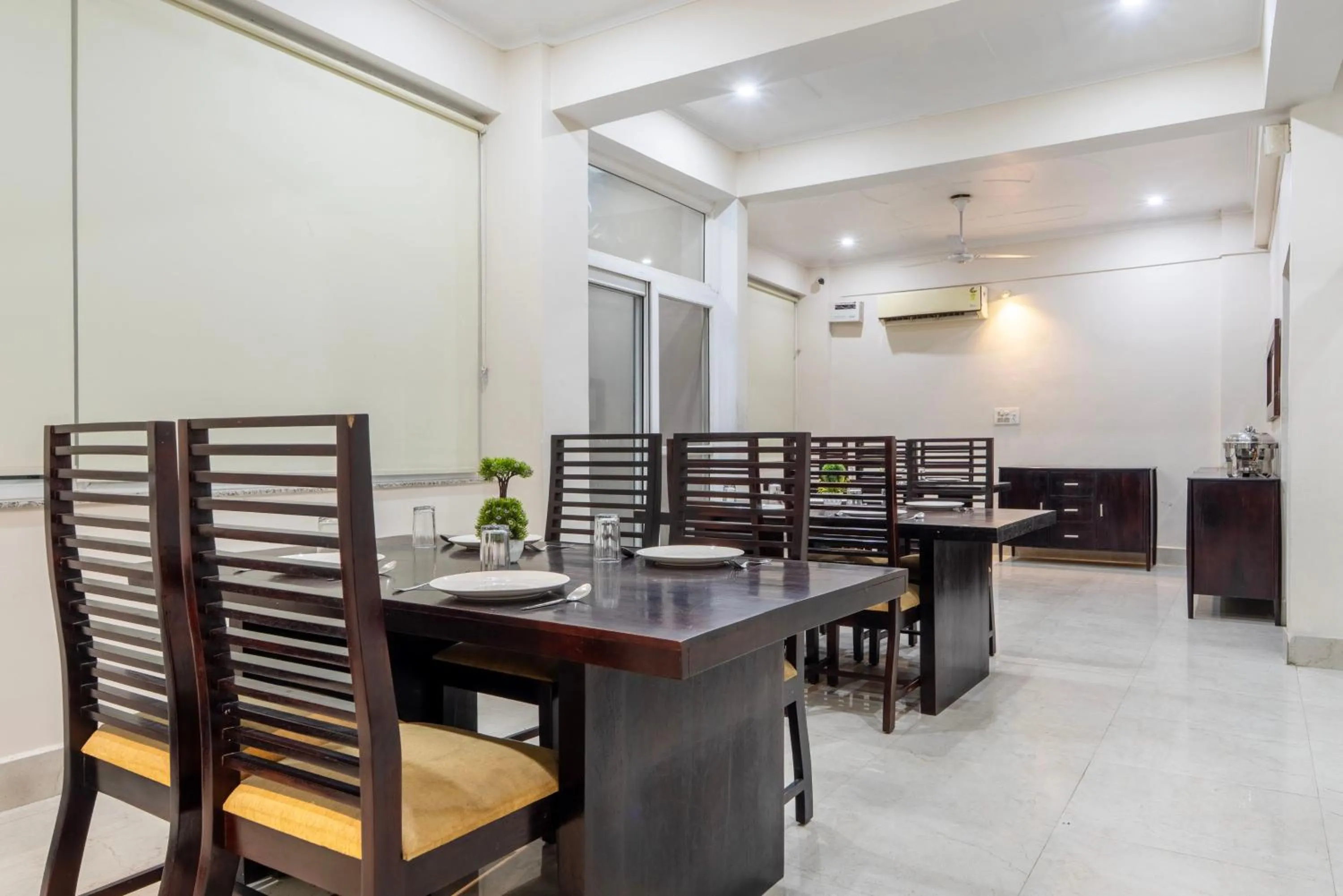 Restaurant/places to eat in Treebo AK Residency, Tapovan