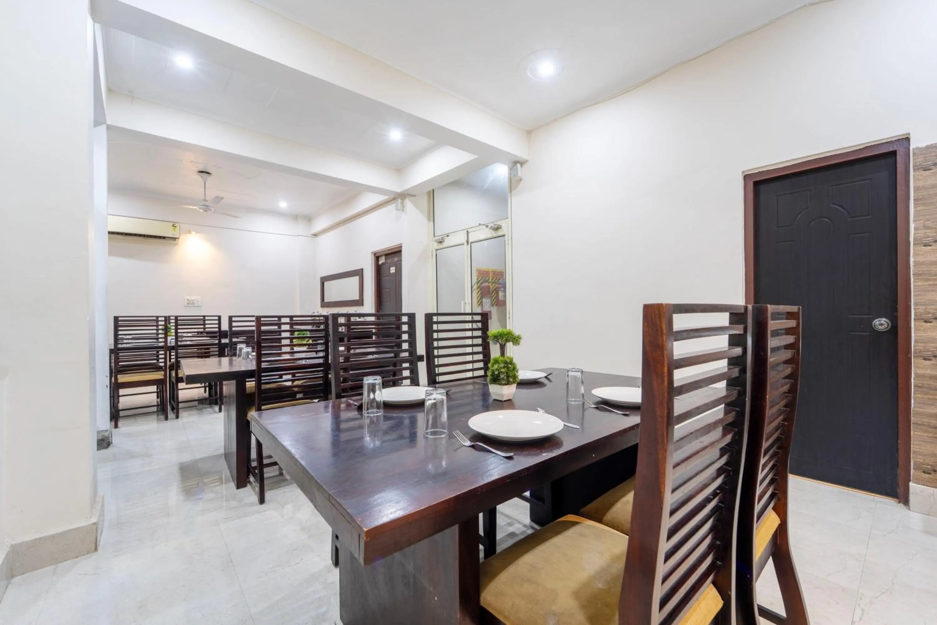 Restaurant/places to eat in Treebo AK Residency, Tapovan