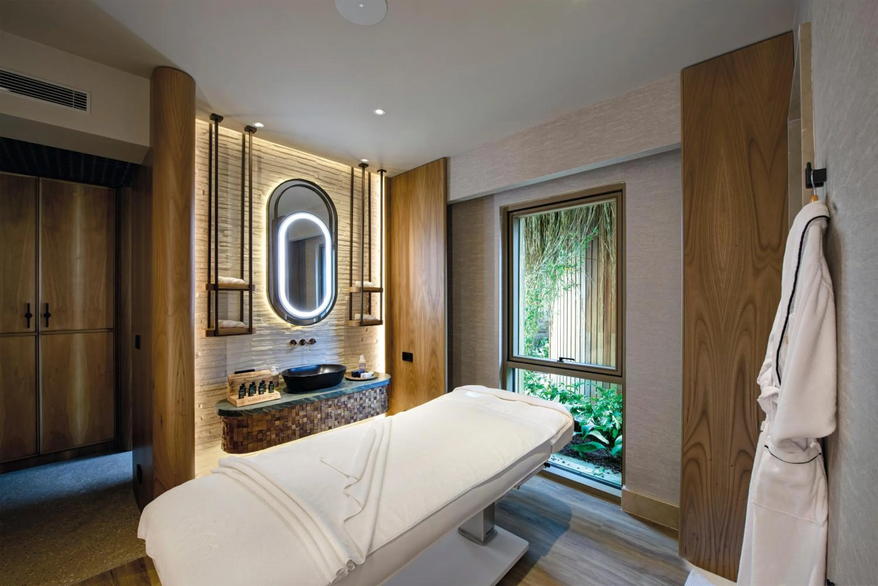 Massage in Regnum The Crown