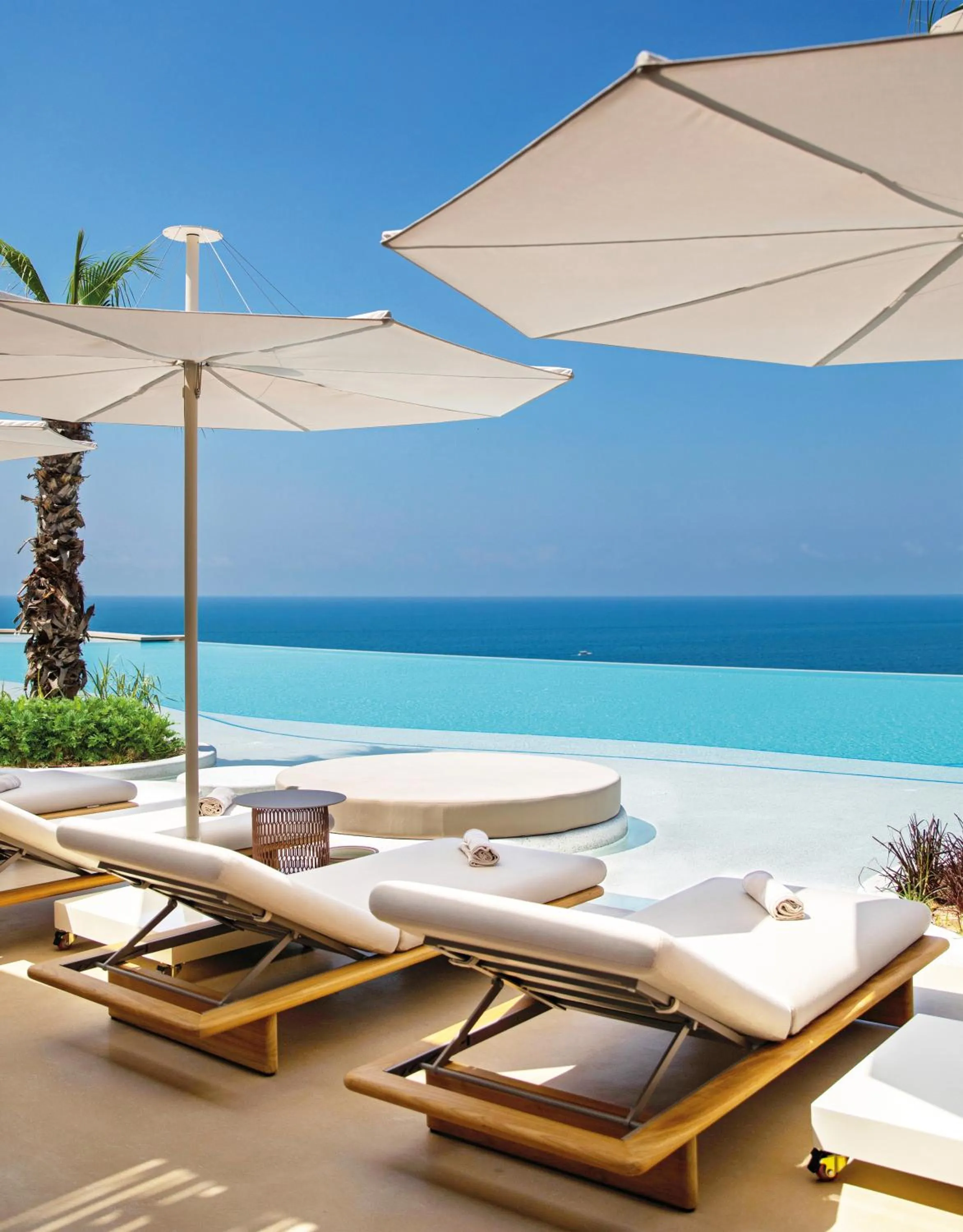 Swimming pool in Regnum The Crown