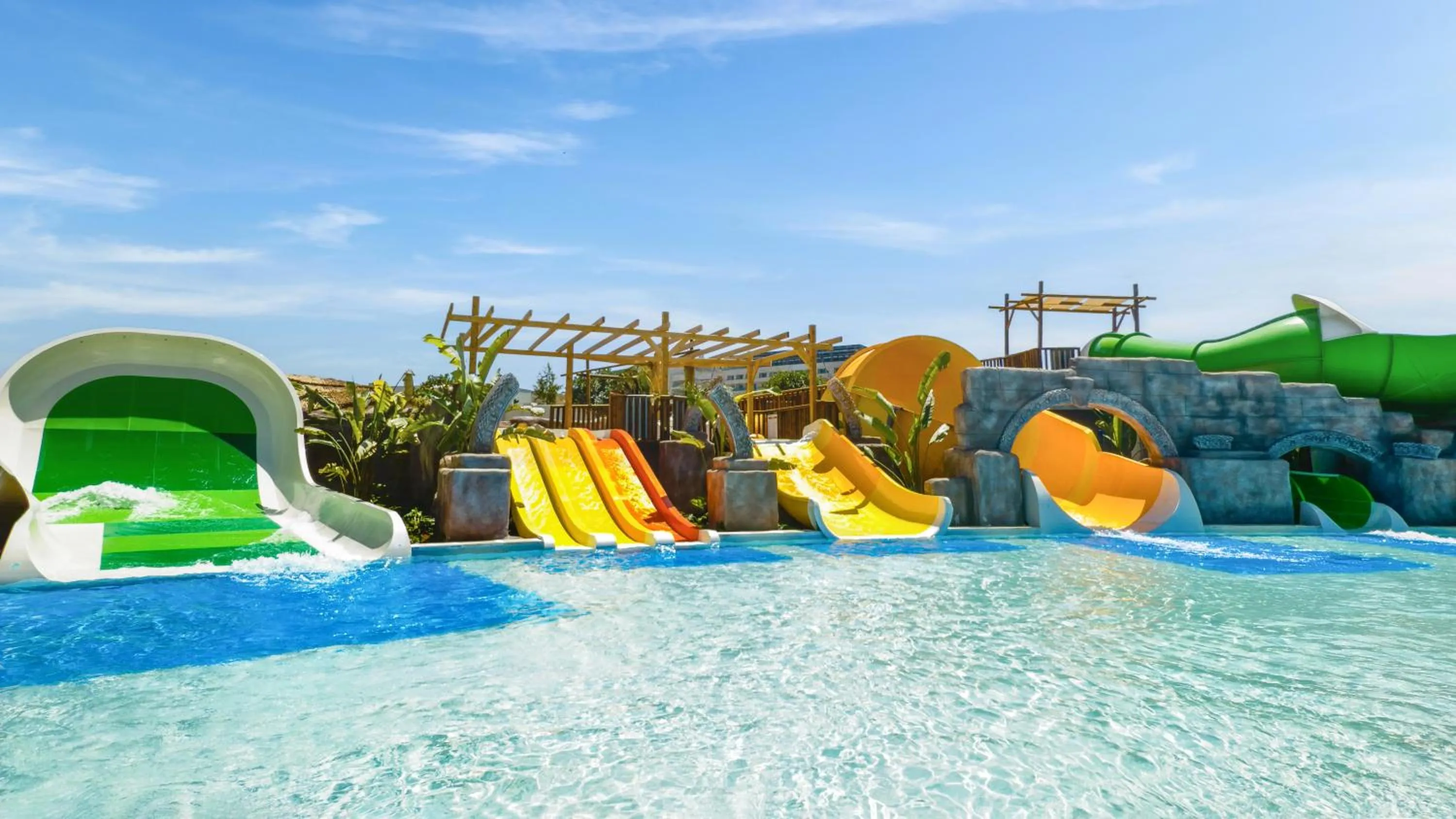 Swimming pool in Regnum The Crown