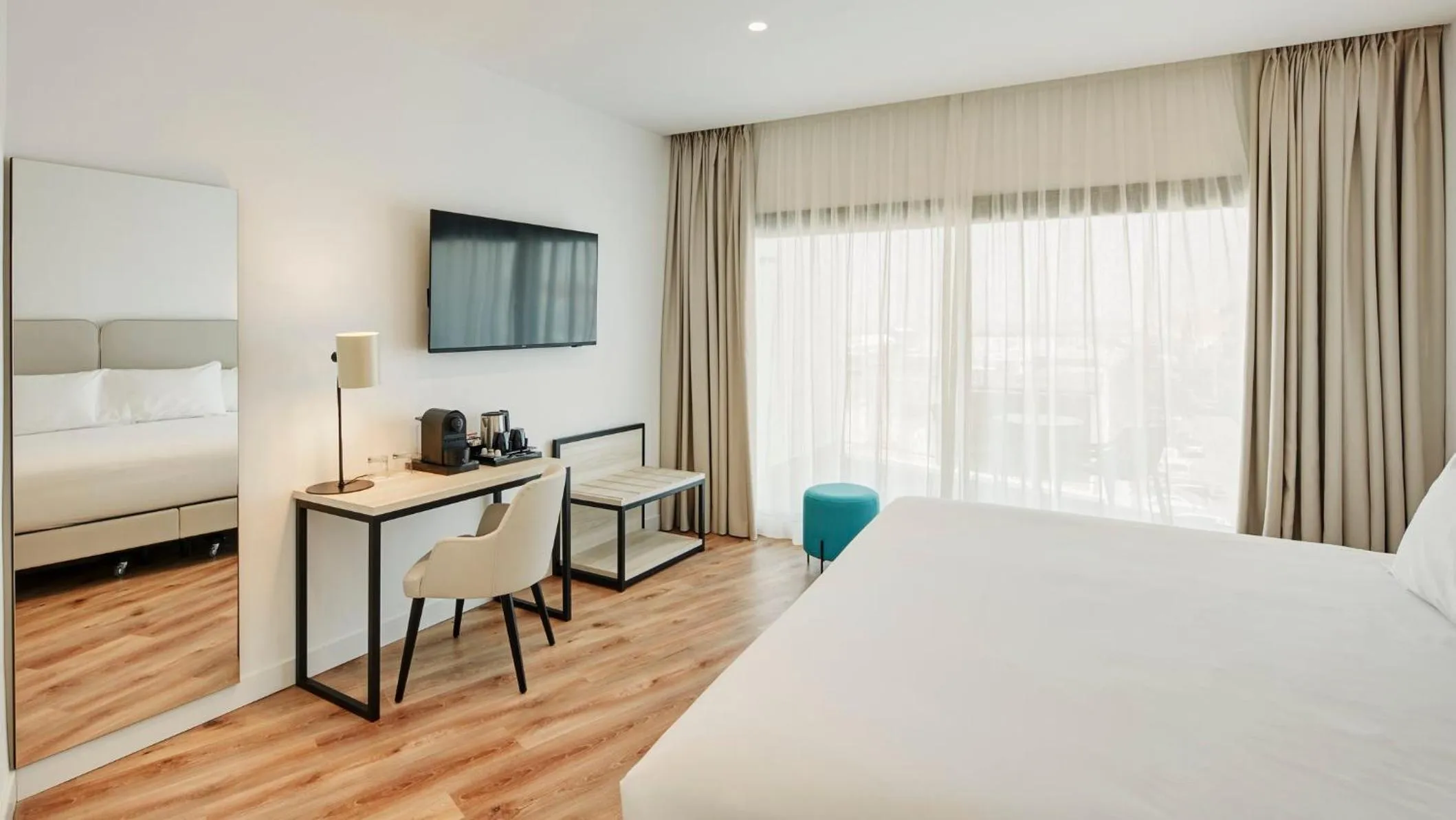 Photo of the whole room, Bed in Sercotel Cruz Del Mar