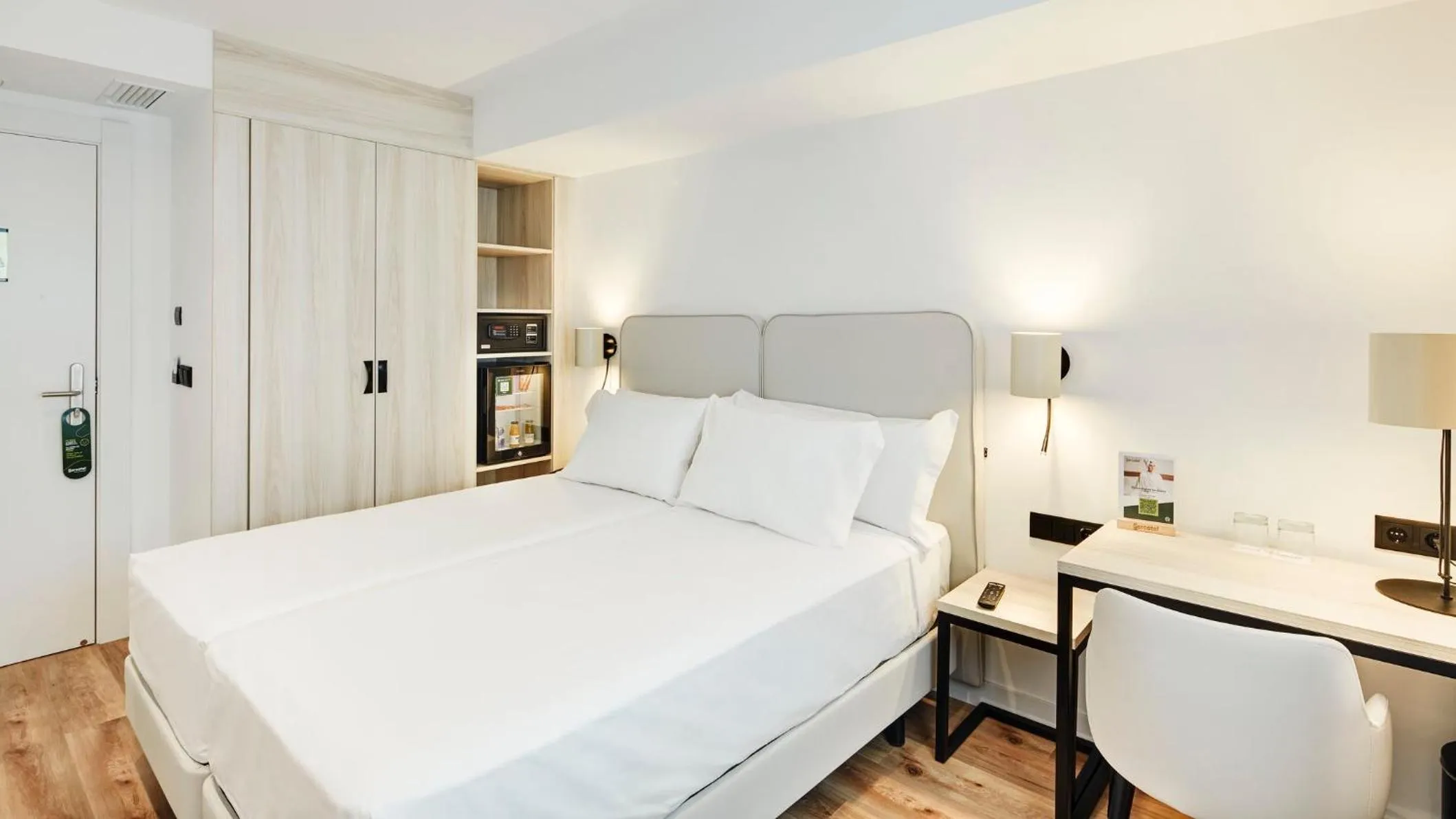 Photo of the whole room, Bed in Sercotel Cruz Del Mar