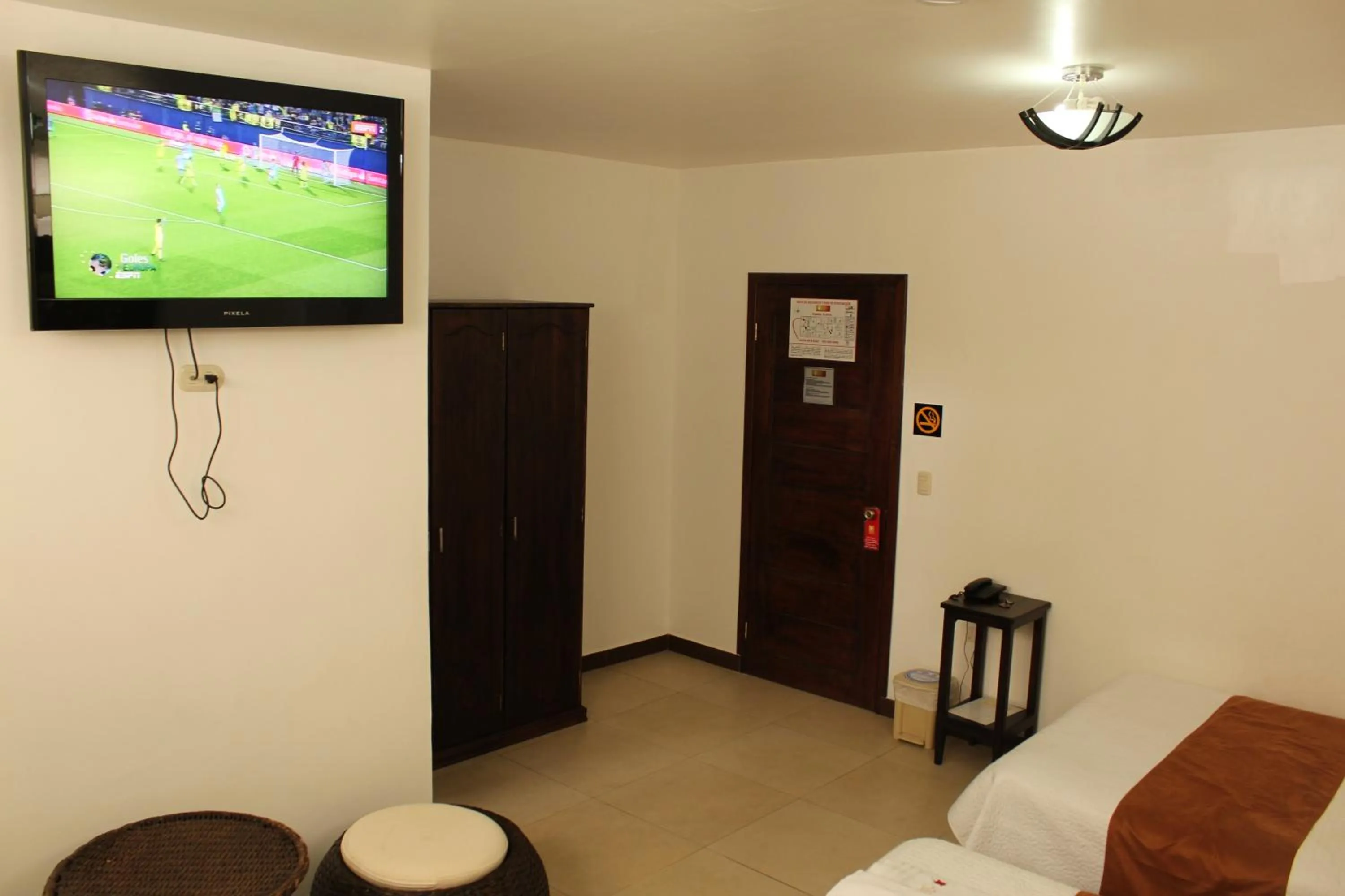 TV and multimedia, Bed in Hostal Costa del Pacifico