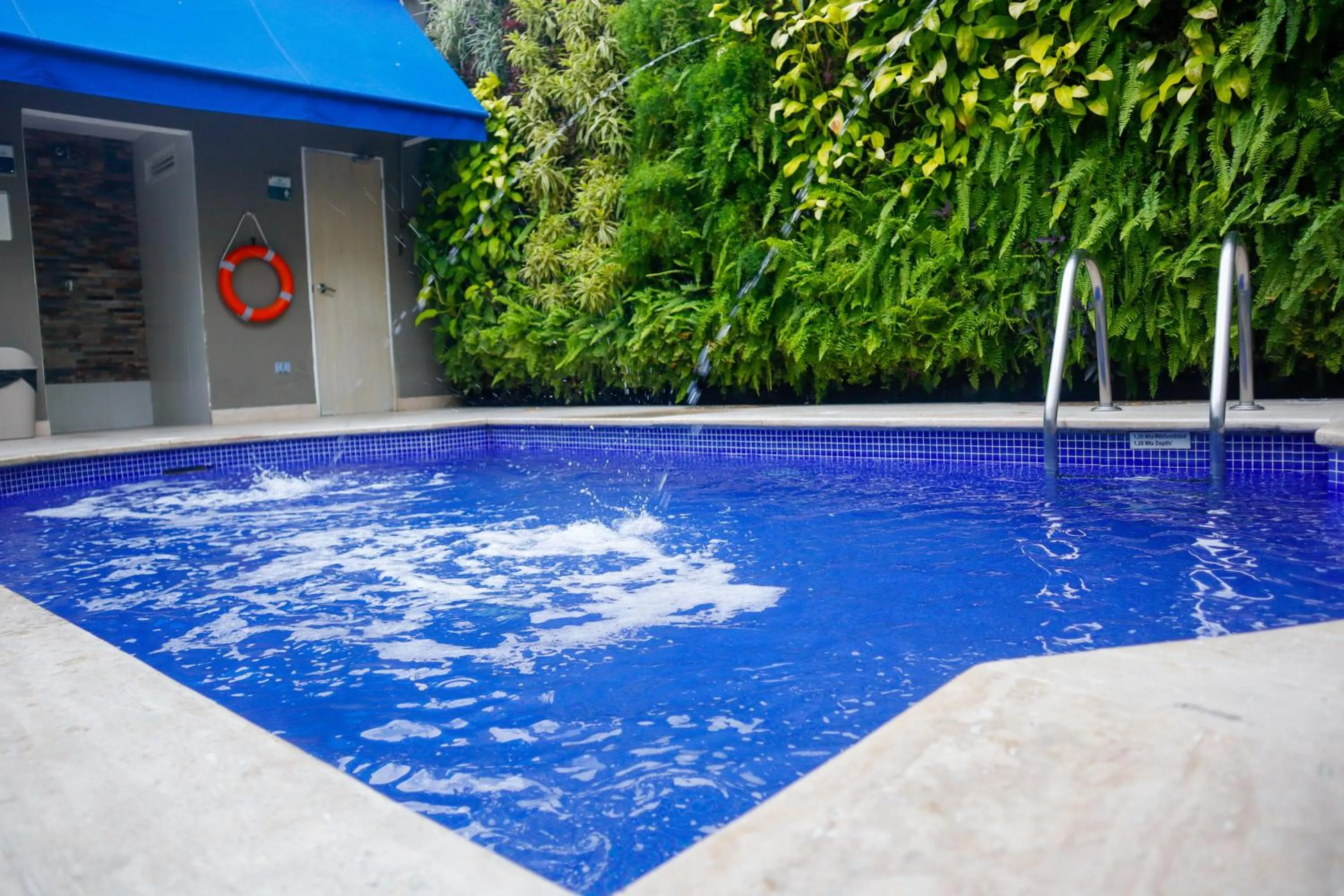 Swimming pool in Varanasi Hotel Boutique Aeropuerto
