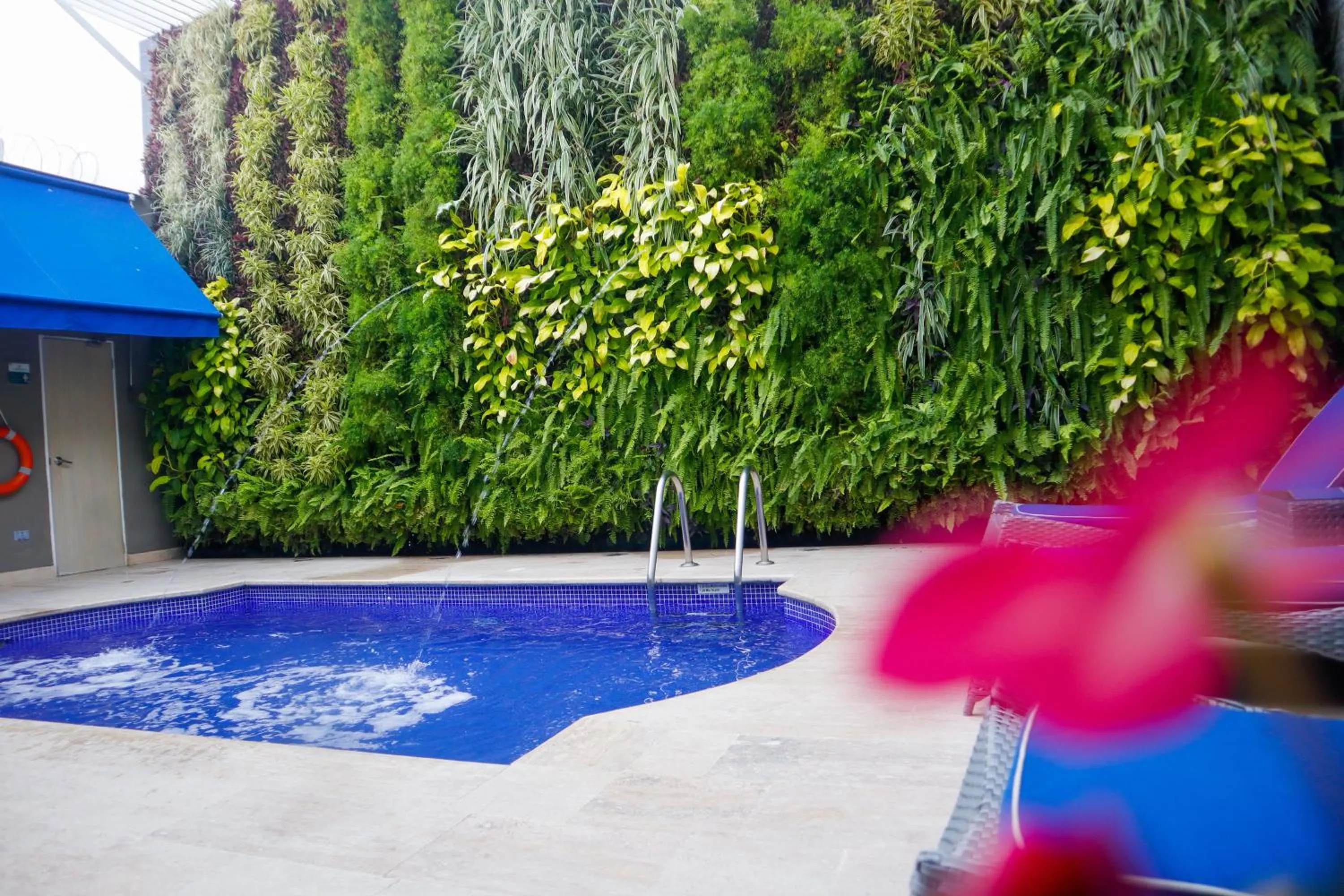 Swimming pool in Varanasi Hotel Boutique Aeropuerto