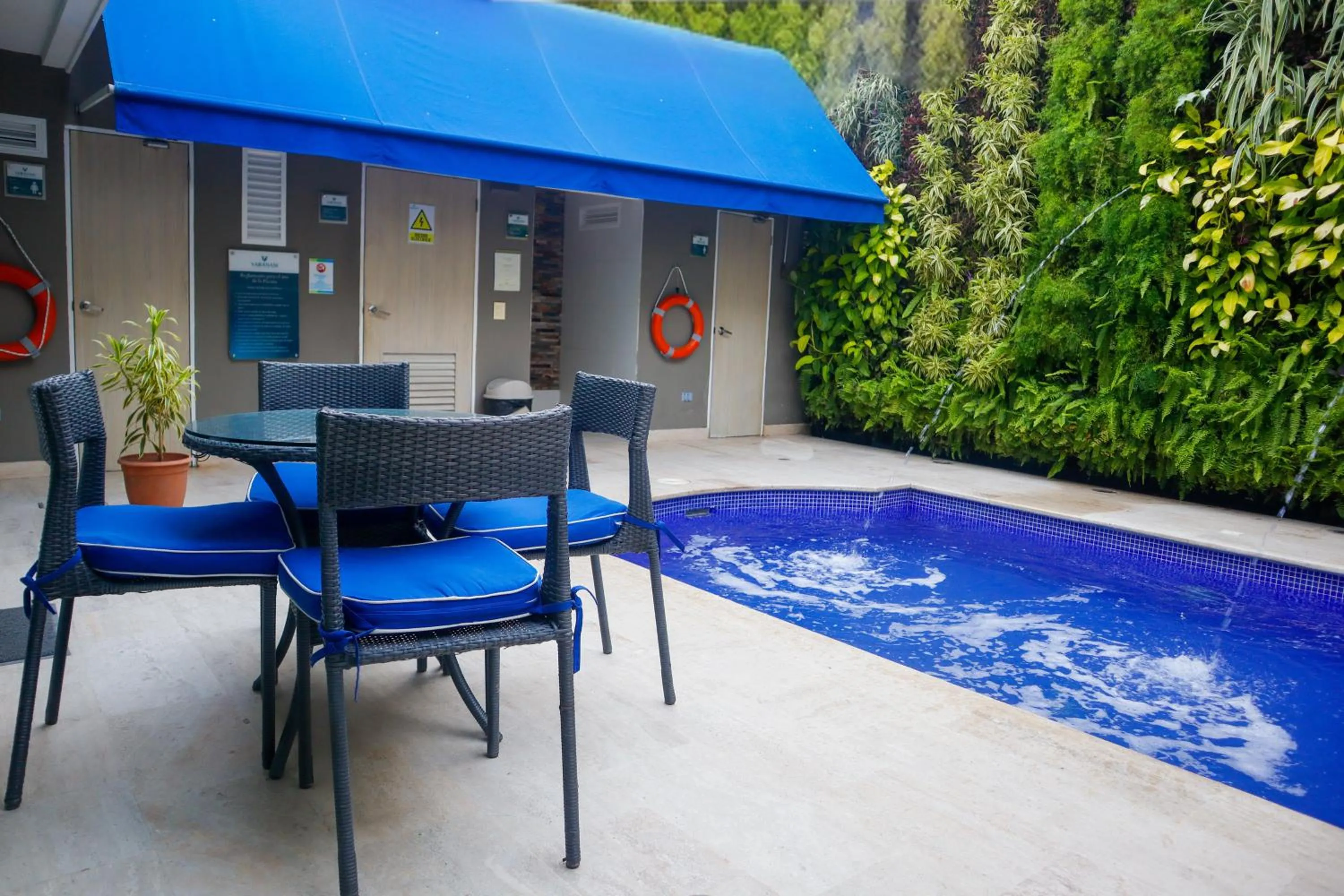 Swimming pool in Varanasi Hotel Boutique Aeropuerto