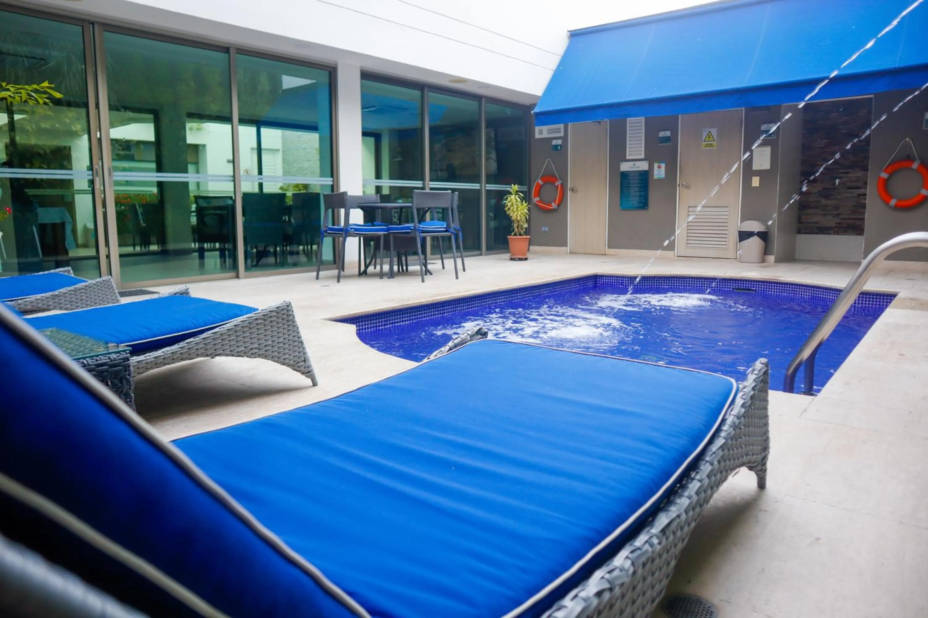 Swimming pool in Varanasi Hotel Boutique Aeropuerto