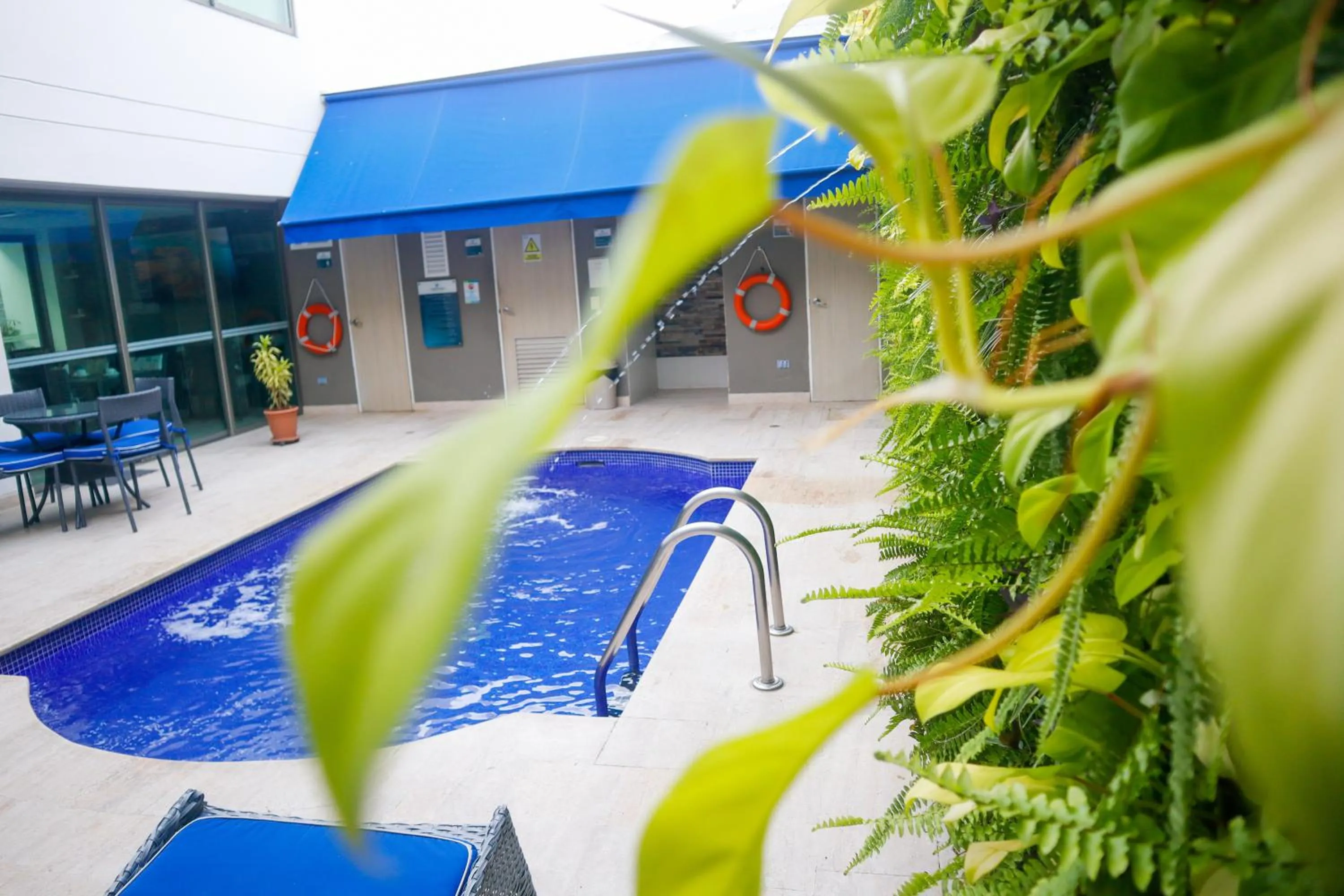 Swimming pool in Varanasi Hotel Boutique Aeropuerto