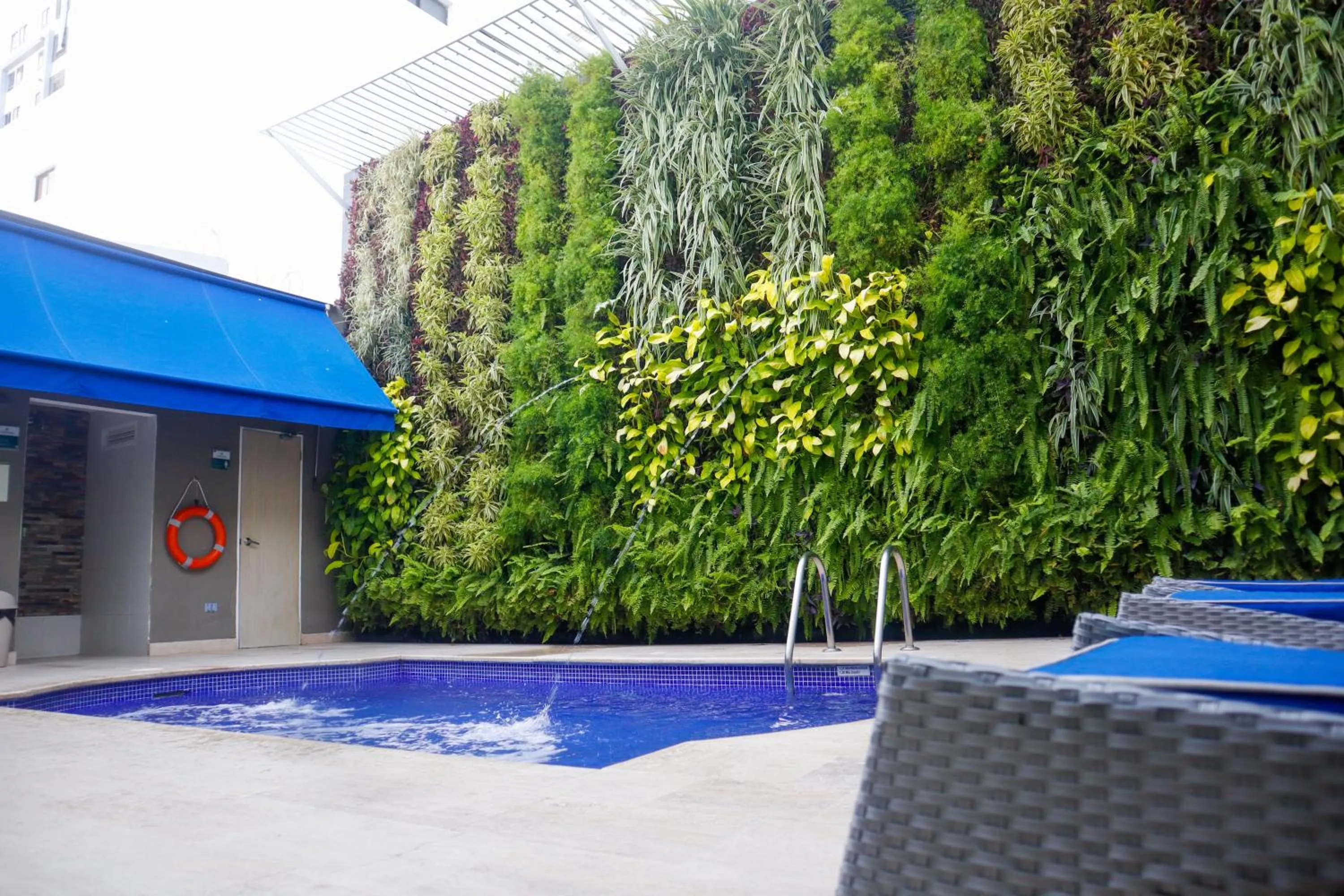 Swimming pool in Varanasi Hotel Boutique Aeropuerto