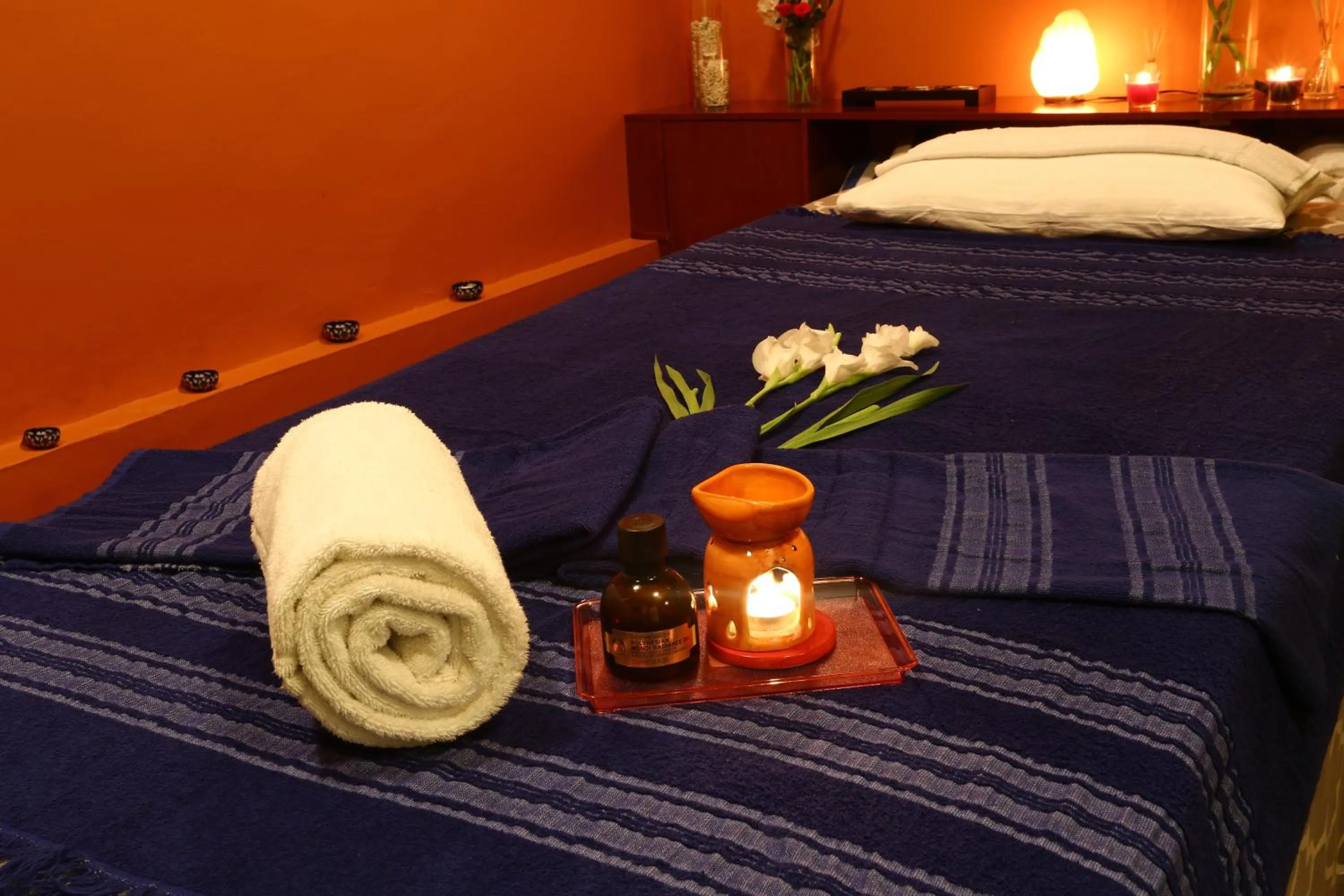 Spa and wellness centre/facilities, Bed in Avari Towers Karachi