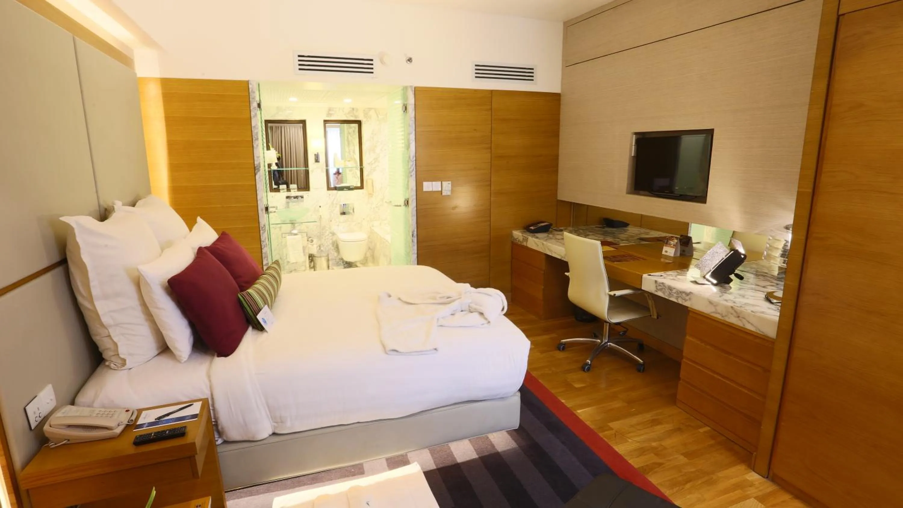 Bedroom, Bed in Avari Towers Karachi