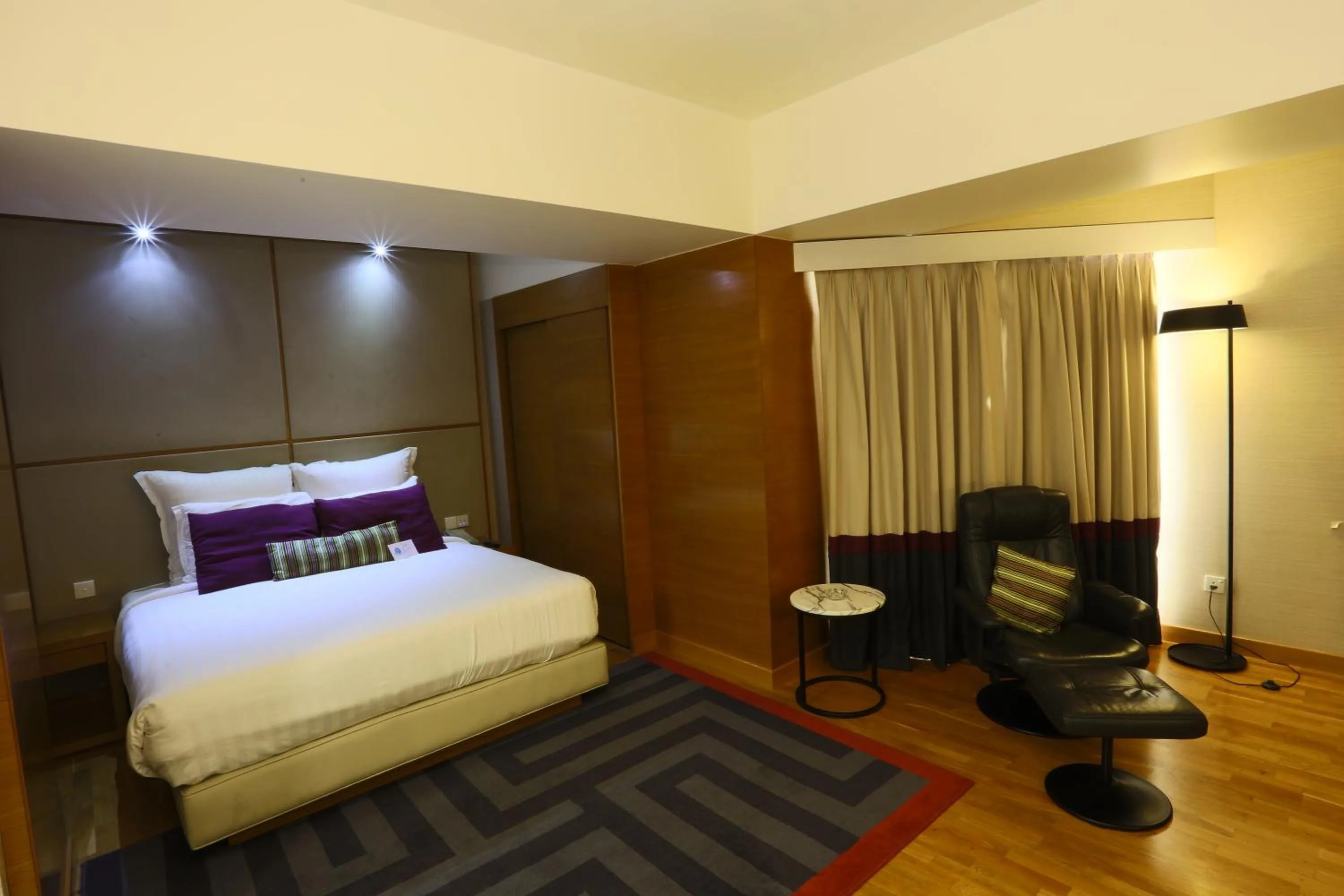 Bedroom, Bed in Avari Towers Karachi