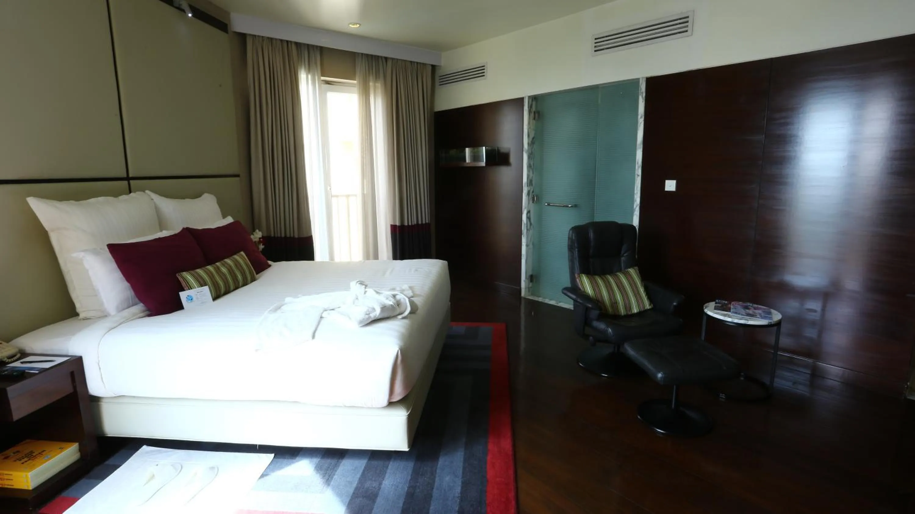 Photo of the whole room, Bed in Avari Towers Karachi