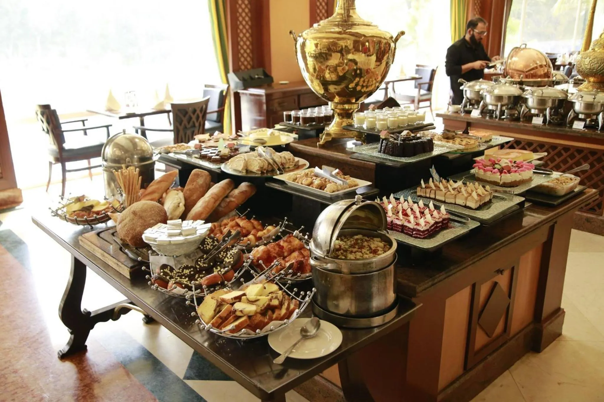 Restaurant/places to eat in Avari Towers Karachi