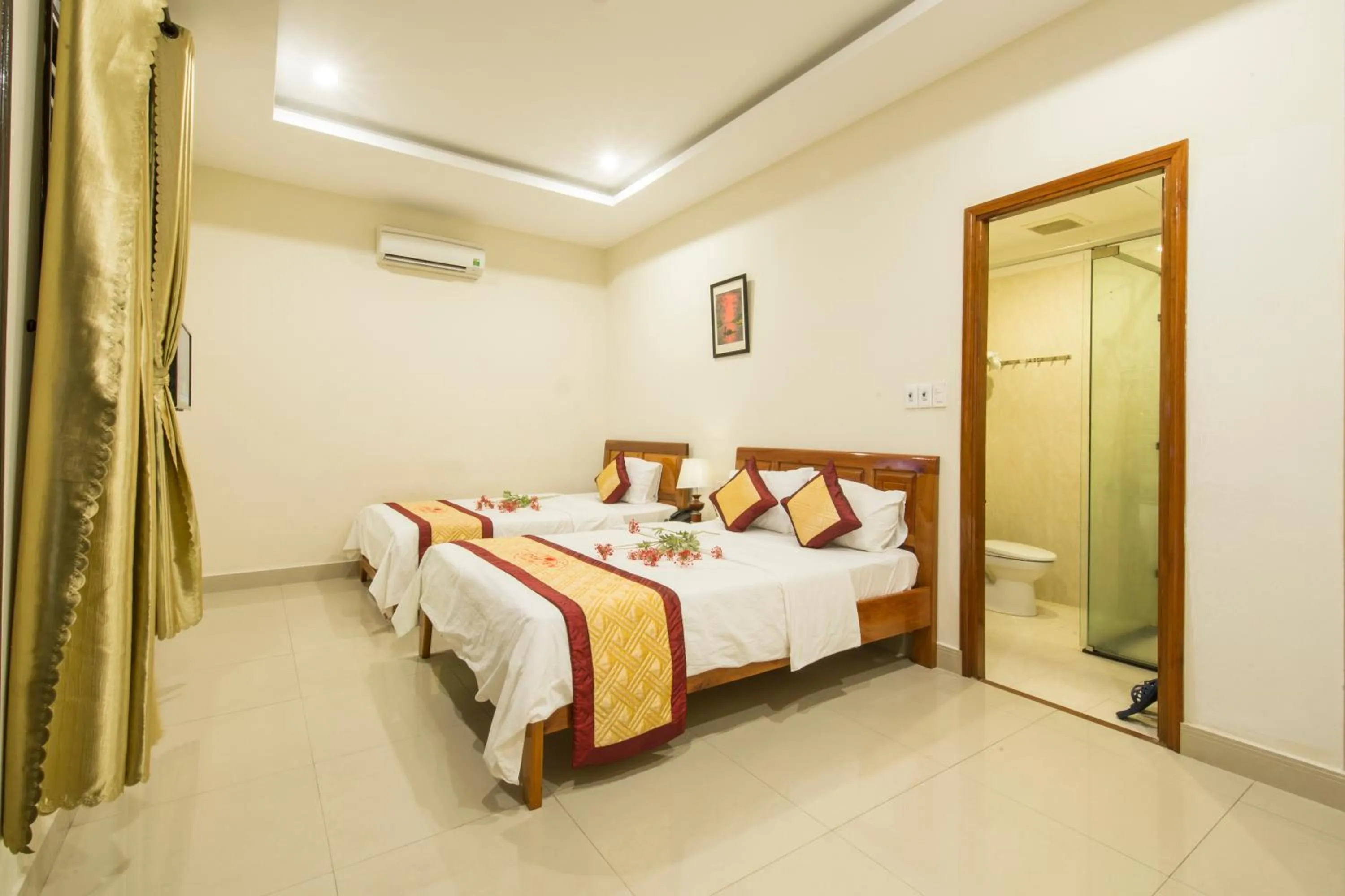 Photo of the whole room, Bed in Dam Tien Hotel