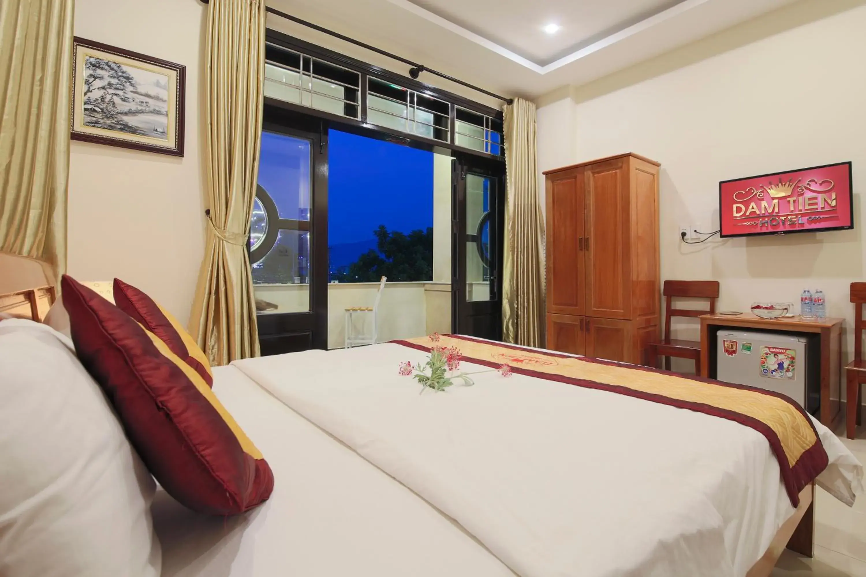 Deluxe Double Room with Balcony in Dam Tien Hotel Deluxe Double Room with Balcony in Dam Tien Hotel