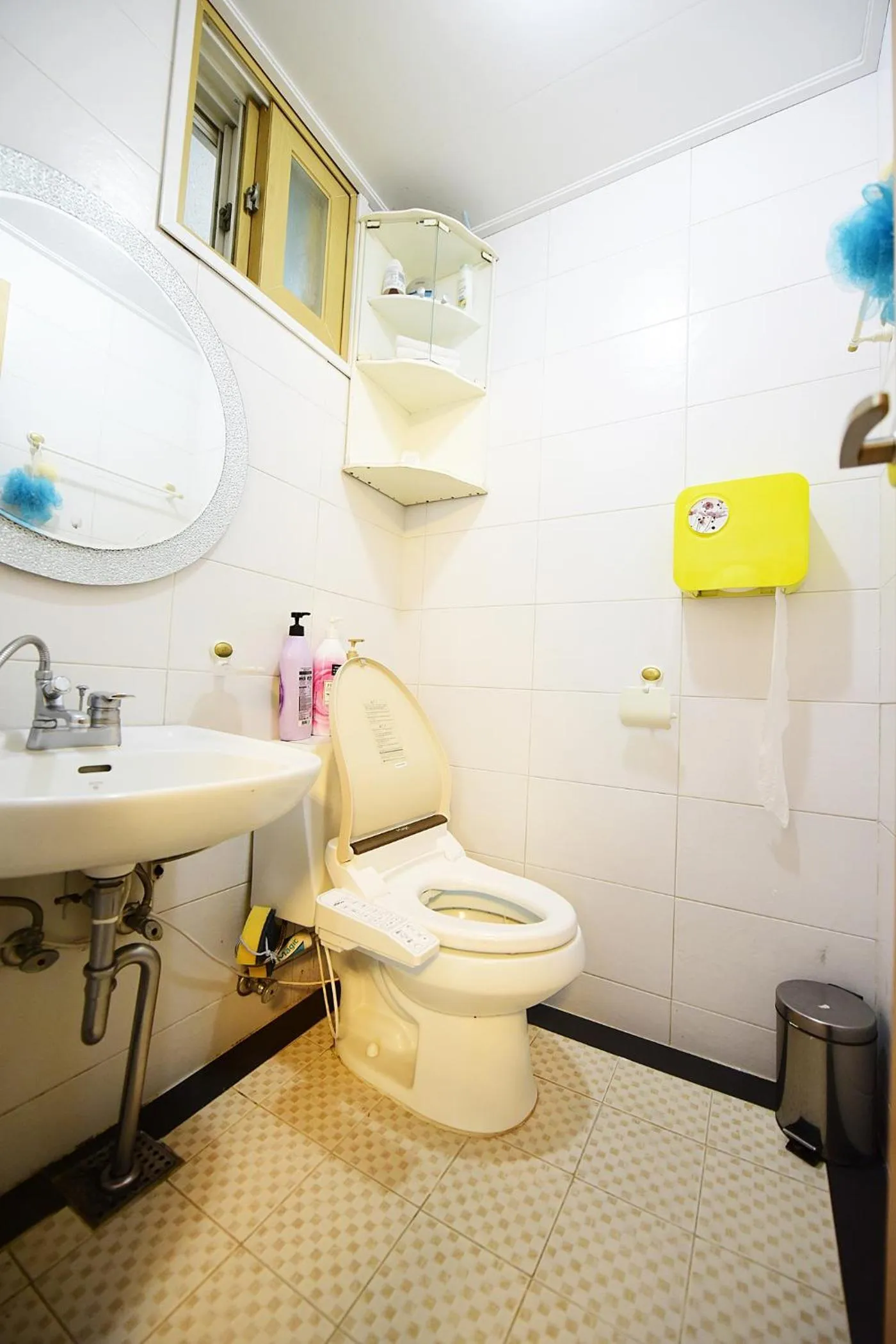 Shower in Ganderak Guesthouse