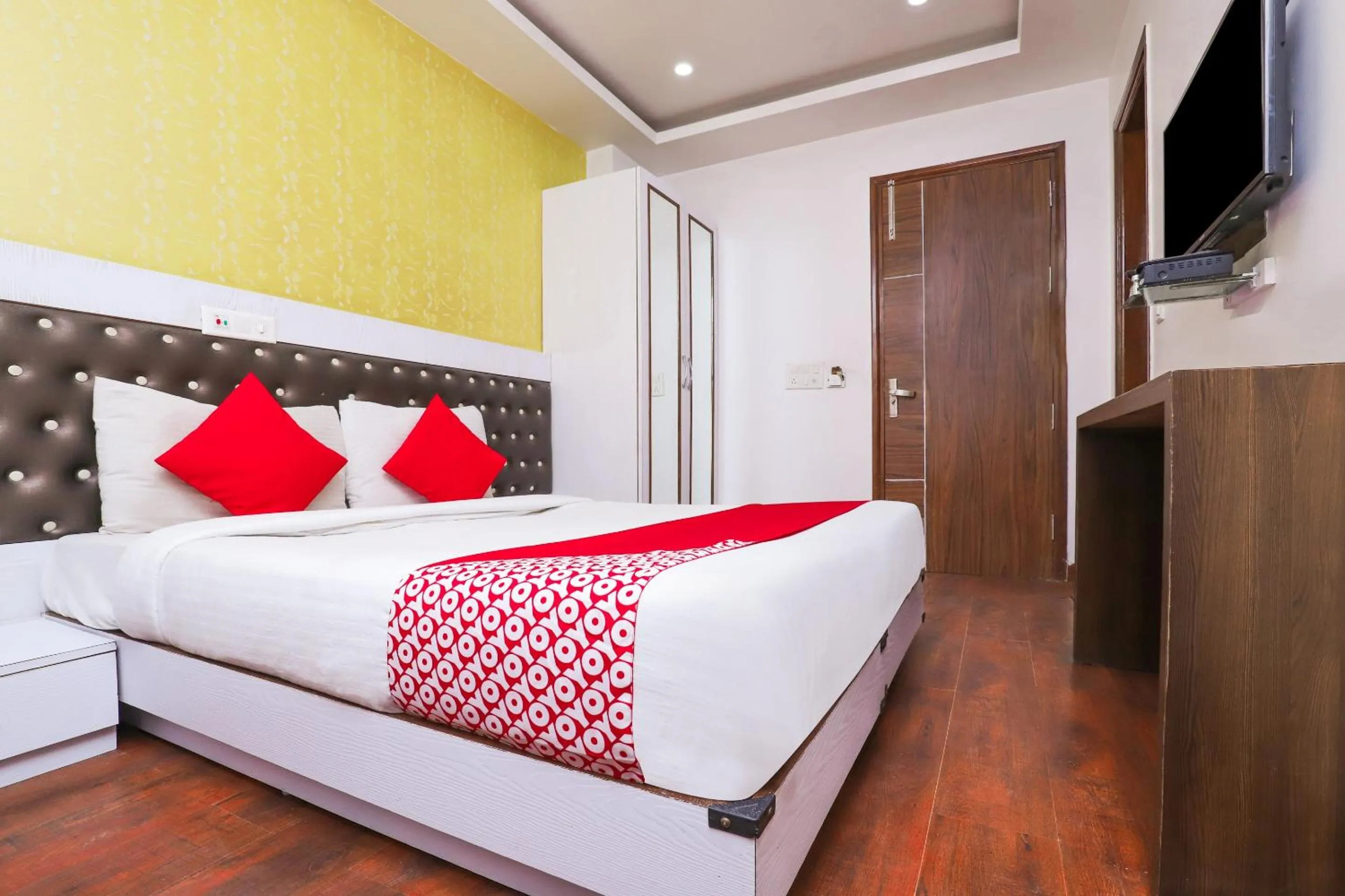 Bedroom, Bed in Hotel O Sehej Continental