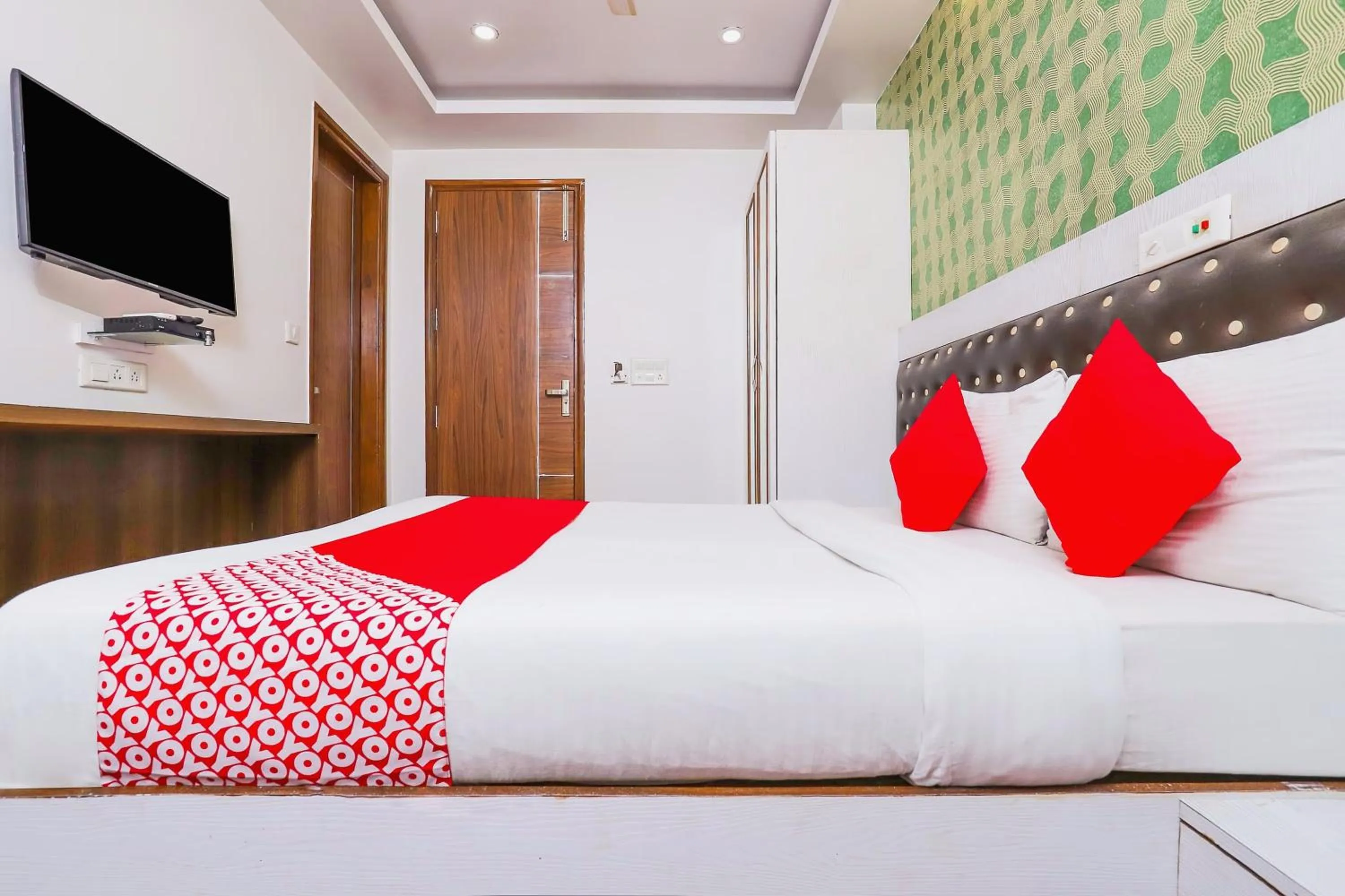 Bedroom, Bed in Hotel O Sehej Continental