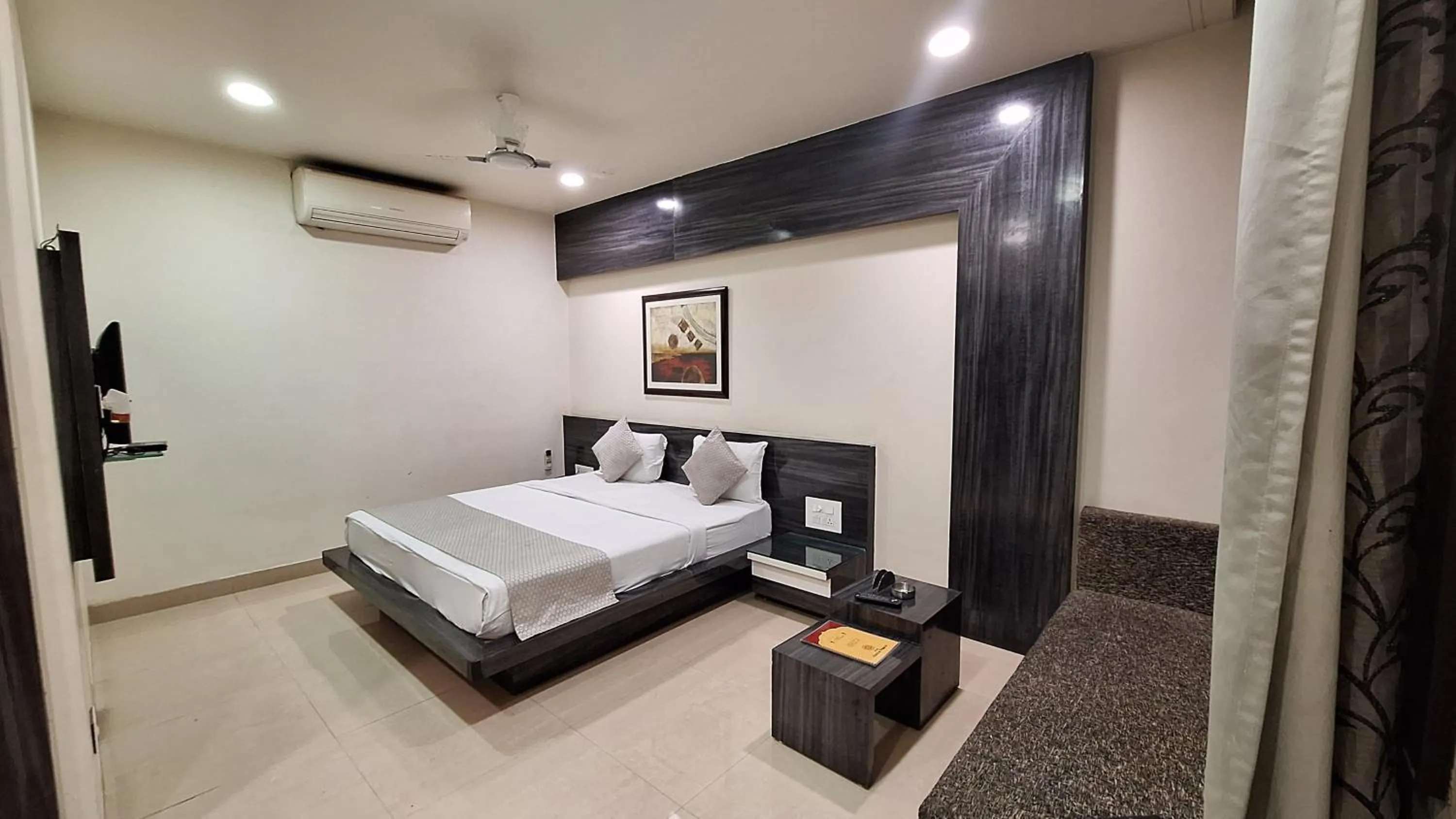 Bed in Hotel Alankar Palace