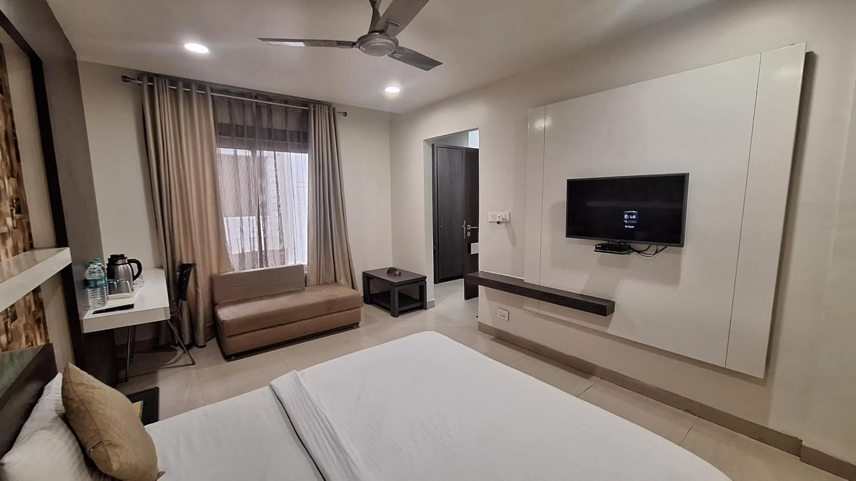 Bed in Hotel Alankar Palace