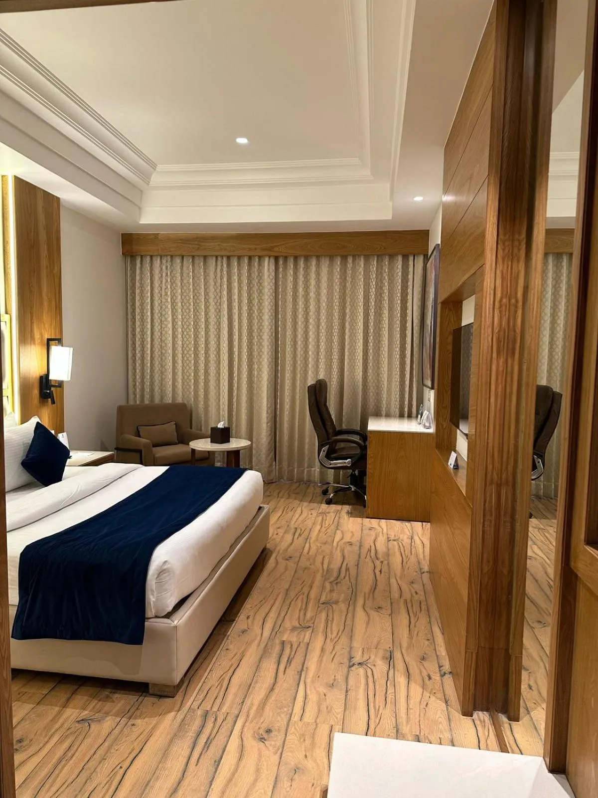 Photo of the whole room, Bed in Best Western Swaran Amritsar