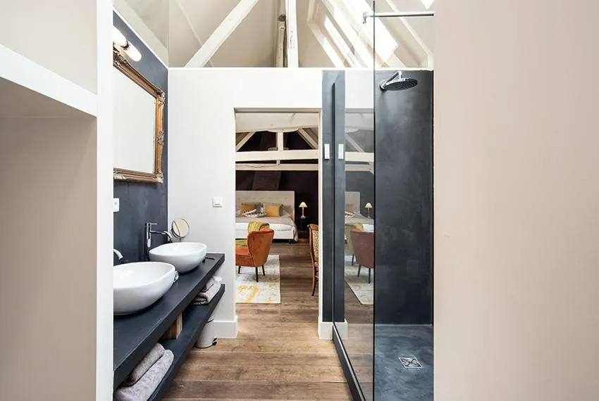 Bathroom in Ganda Rooms & Suites