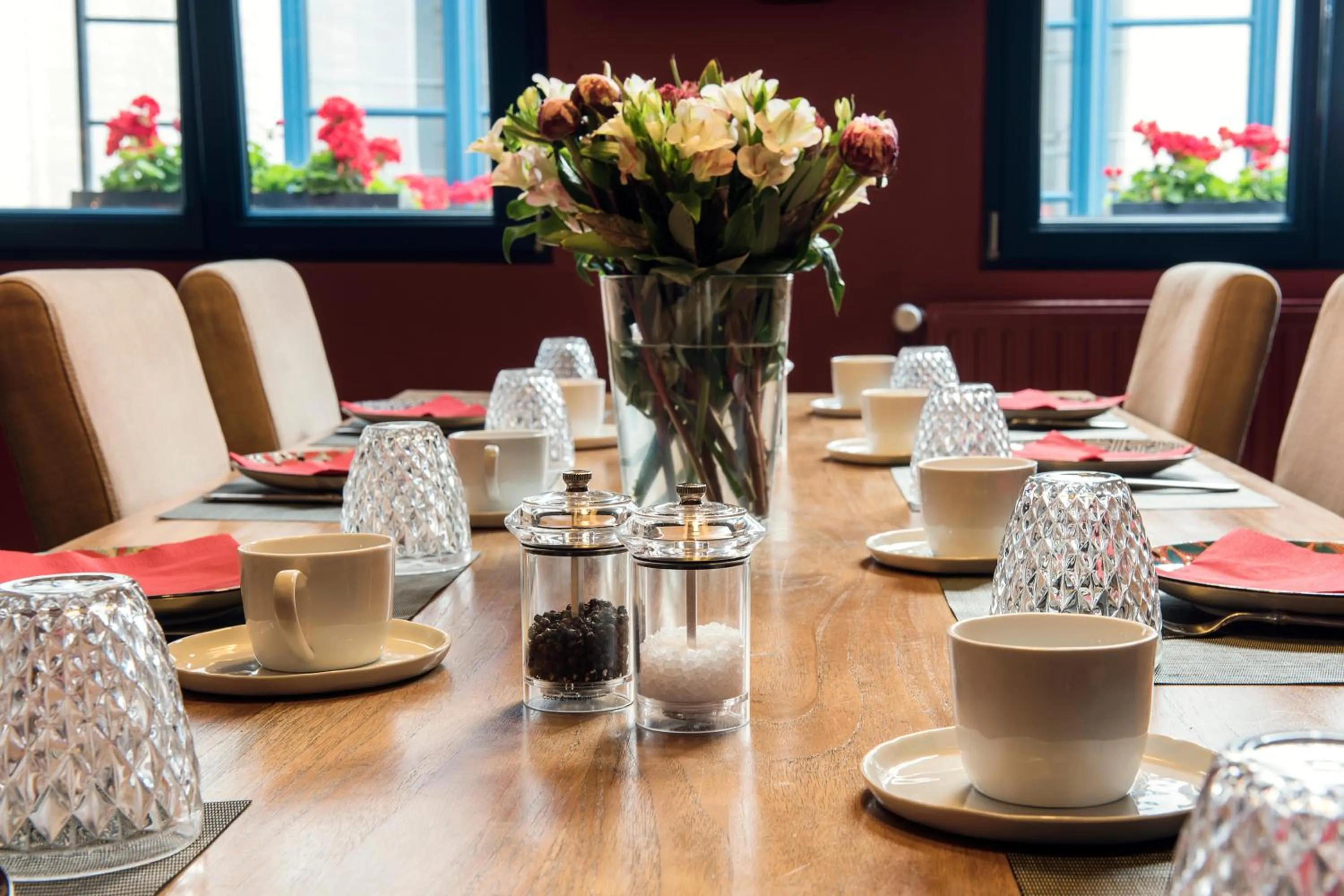 Restaurant/places to eat in Ganda Rooms & Suites