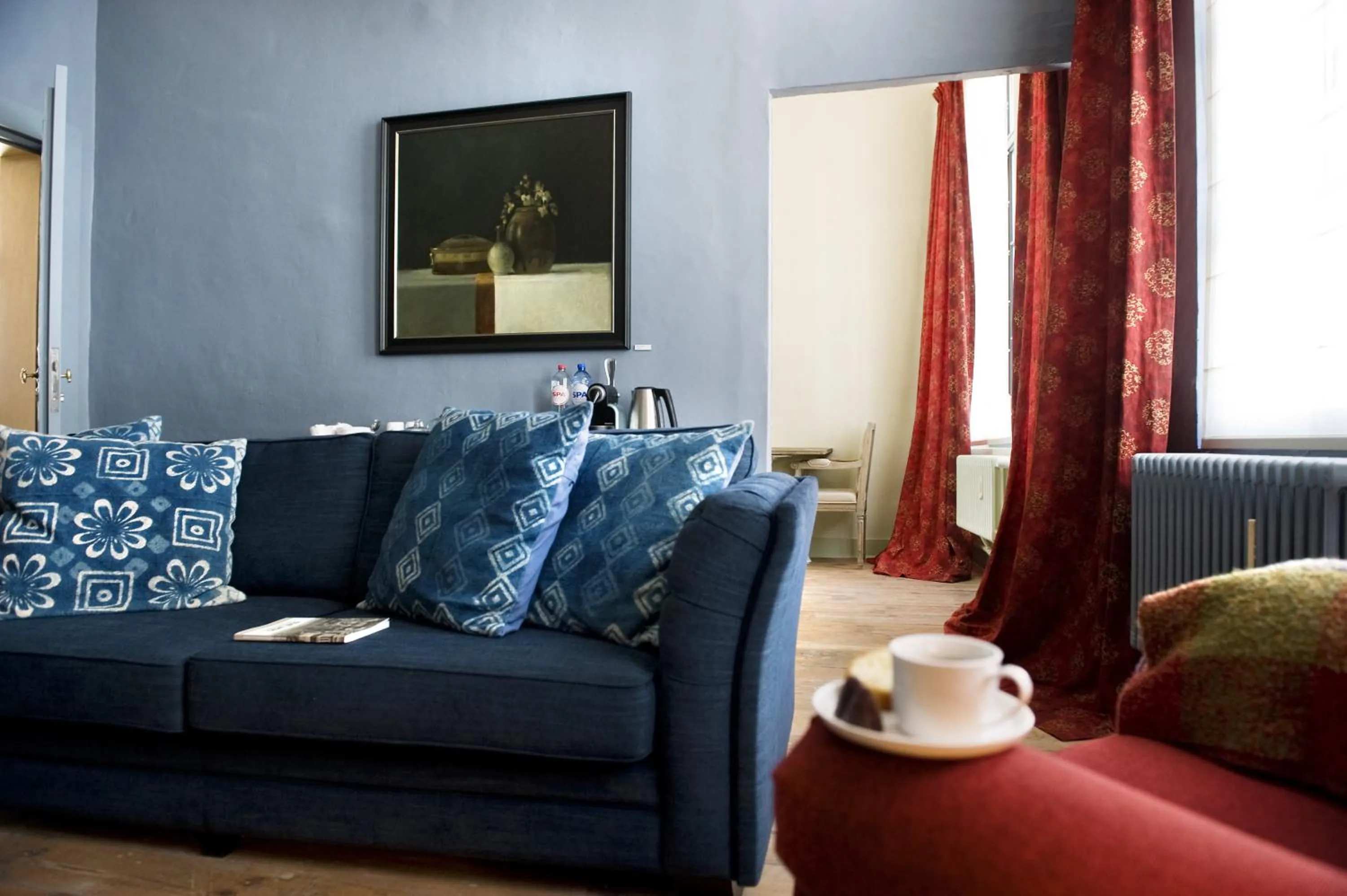 Communal lounge/ TV room in Ganda Rooms & Suites