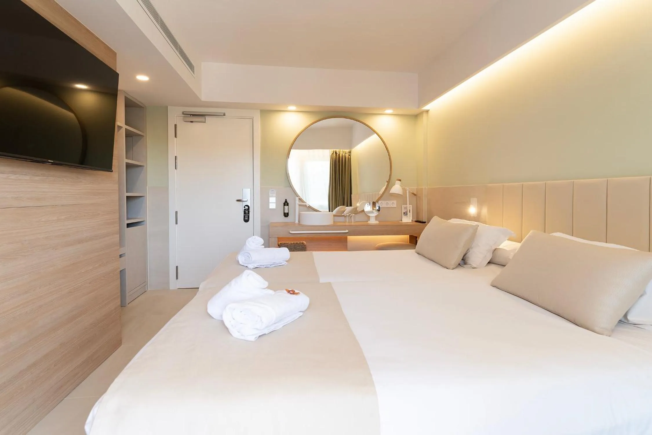 Photo of the whole room, Bed in Bordoy Cosmopolitan