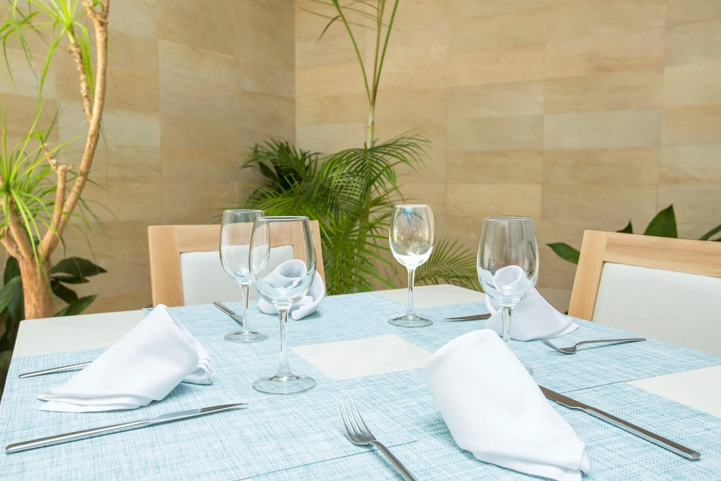 Restaurant/places to eat in Bordoy Cosmopolitan