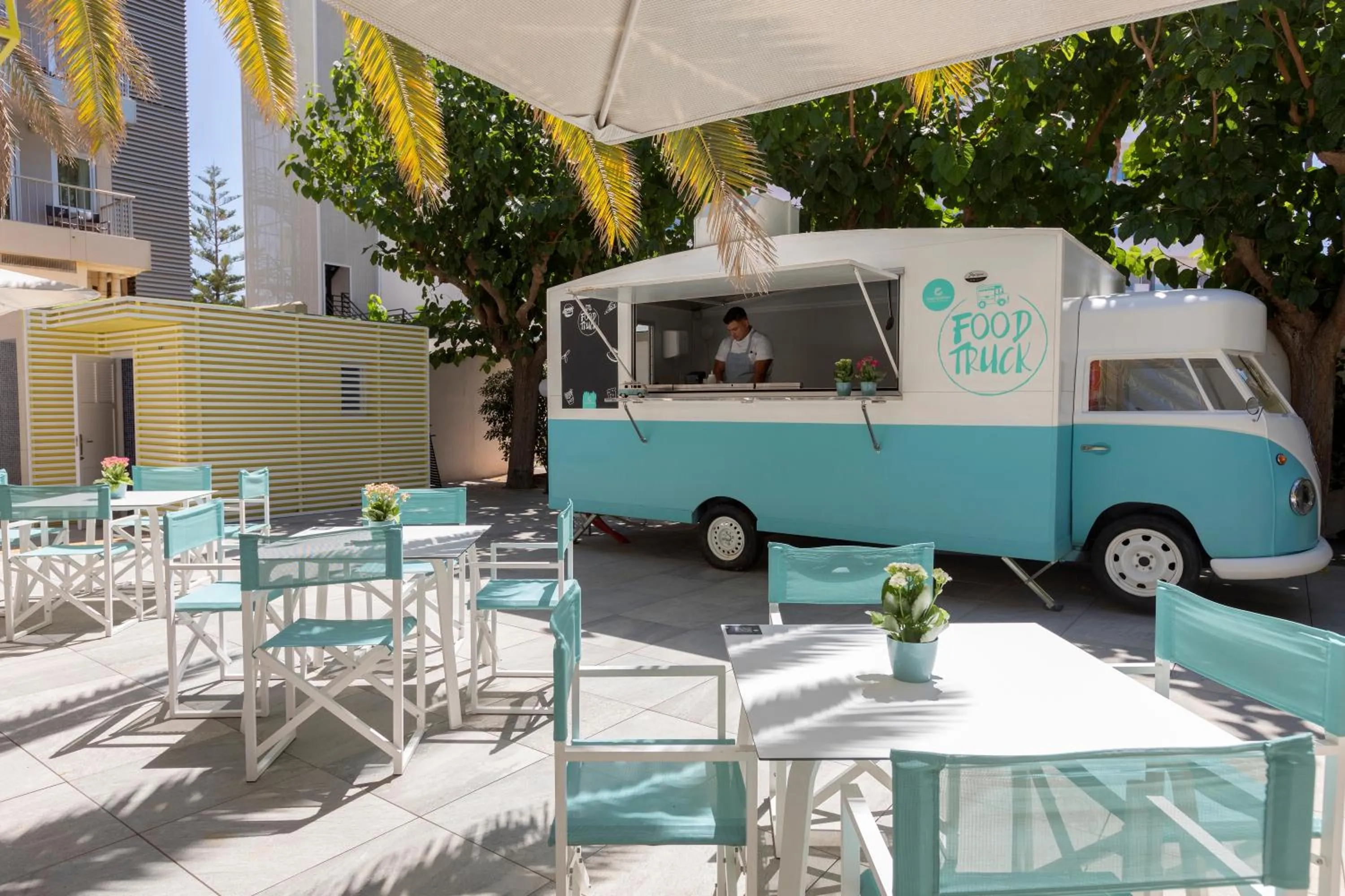 Restaurant/places to eat in Bordoy Cosmopolitan