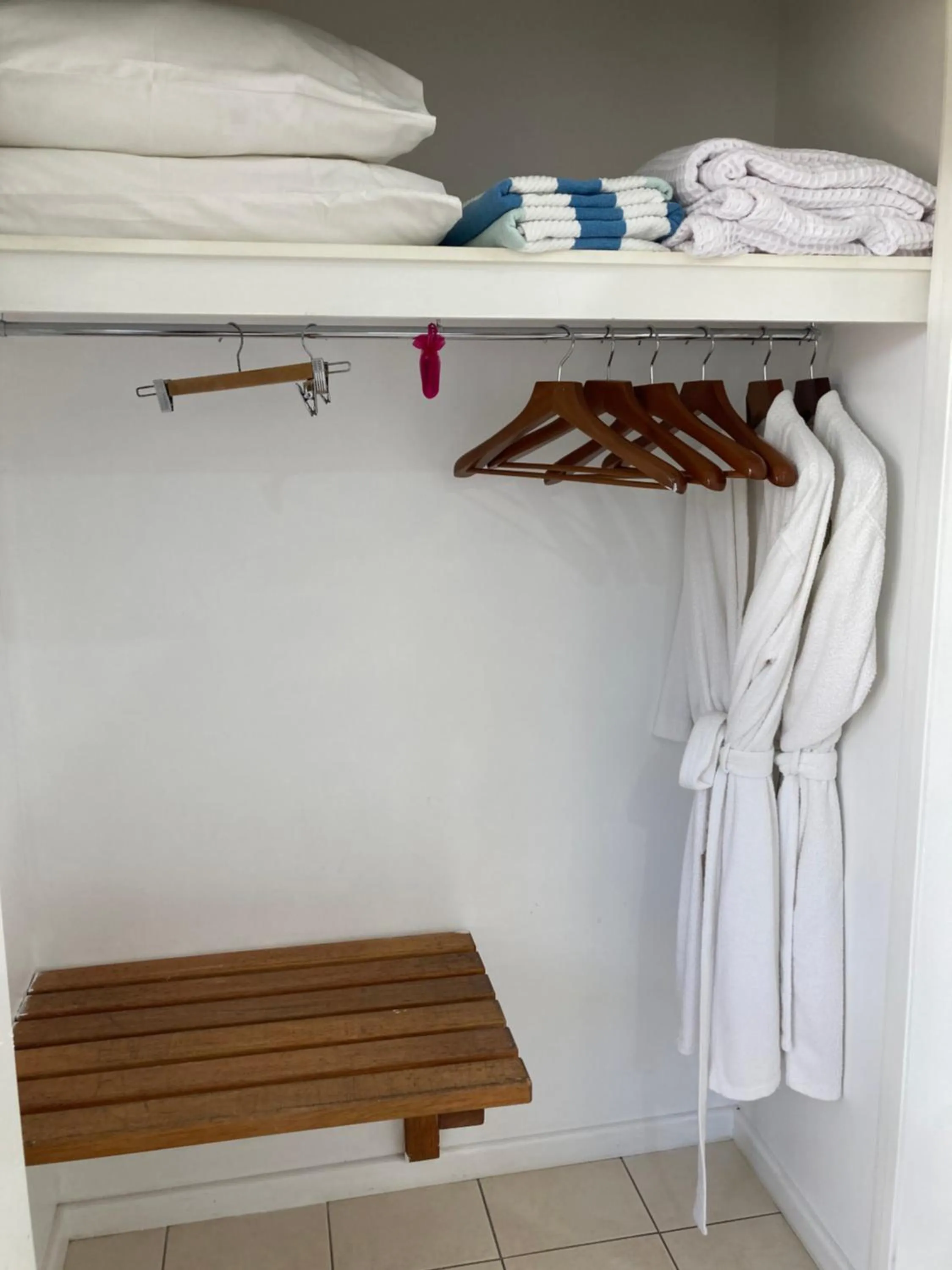 wardrobe in Gecko Lodge Kalbarri