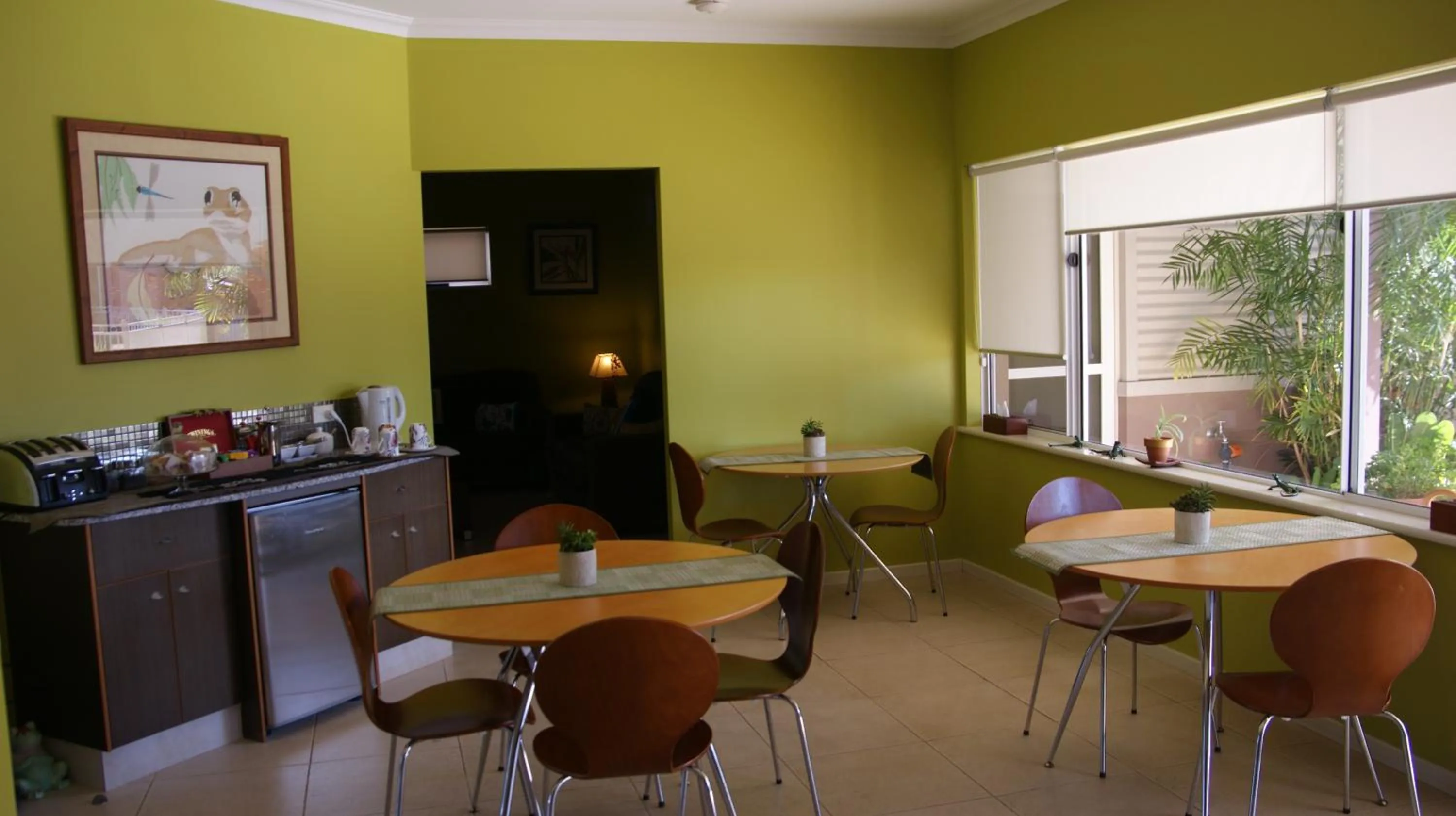 Communal lounge/ TV room in Gecko Lodge Kalbarri