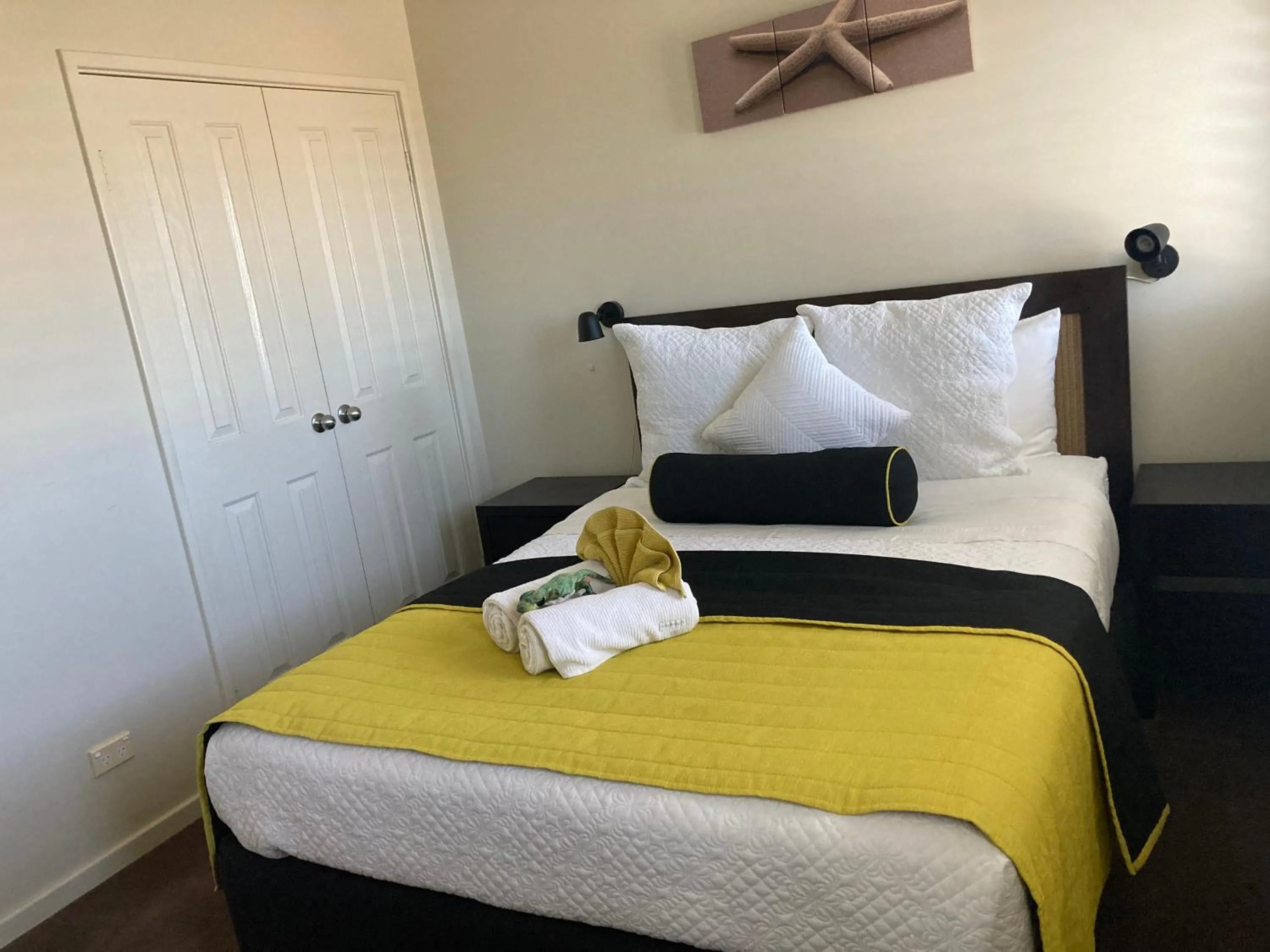 Bed in Gecko Lodge Kalbarri