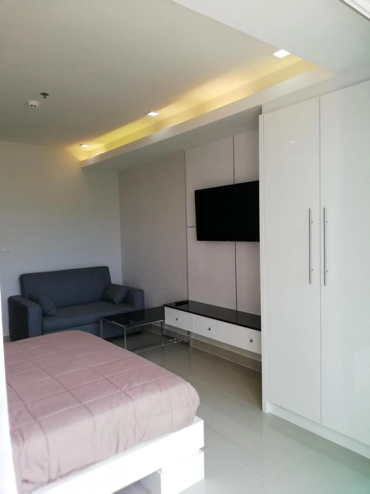 Seating area, Bed in Cosy Beach View Apartments