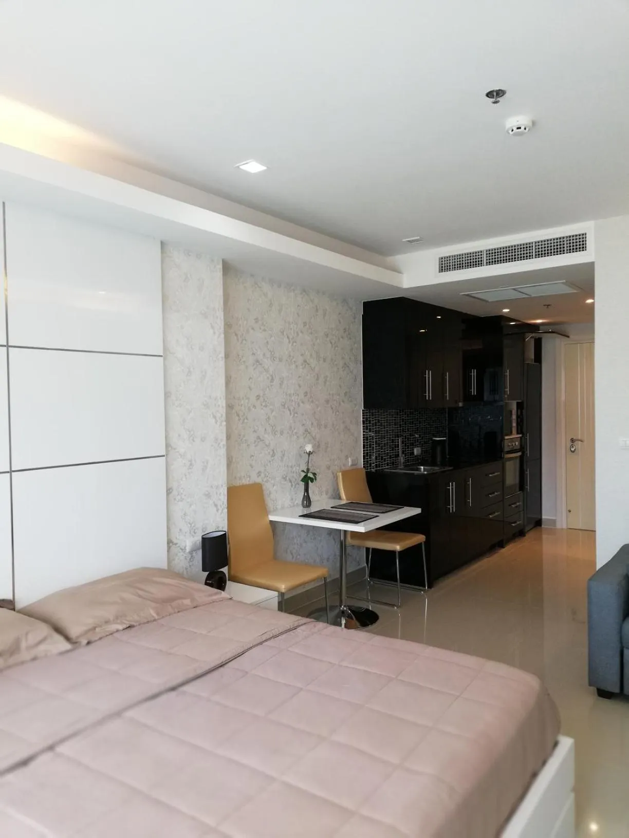 Seating area, Bed in Cosy Beach View Apartments