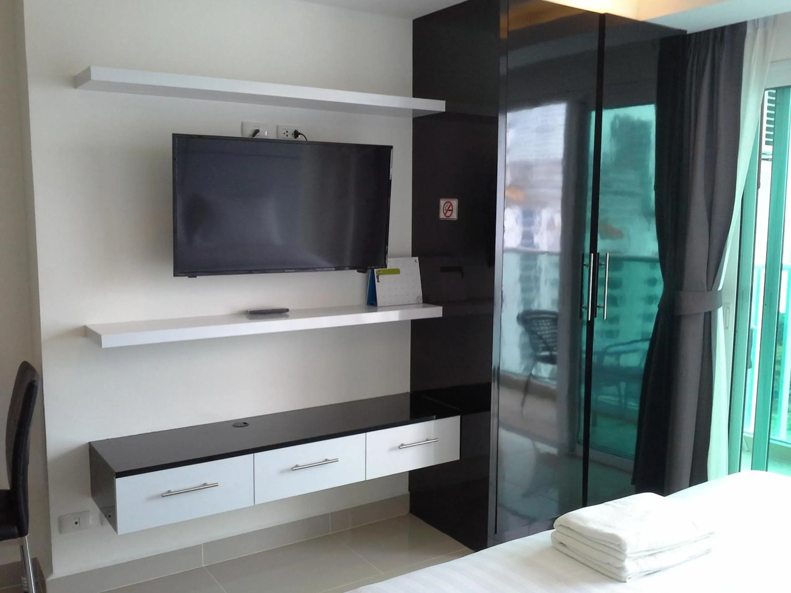 TV and multimedia, Bed in Cosy Beach View Apartments