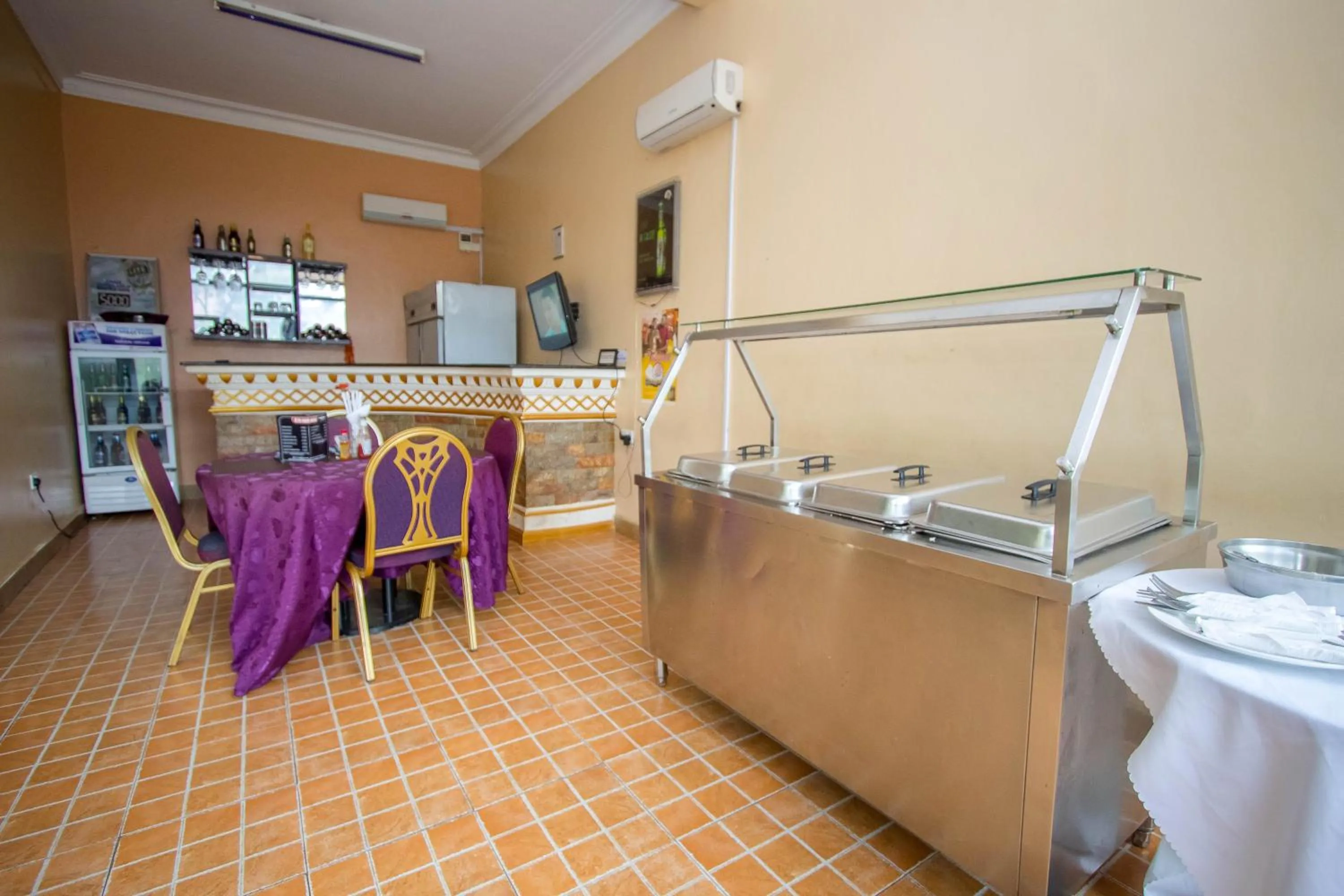 Restaurant/places to eat in Eight Winx Hotel