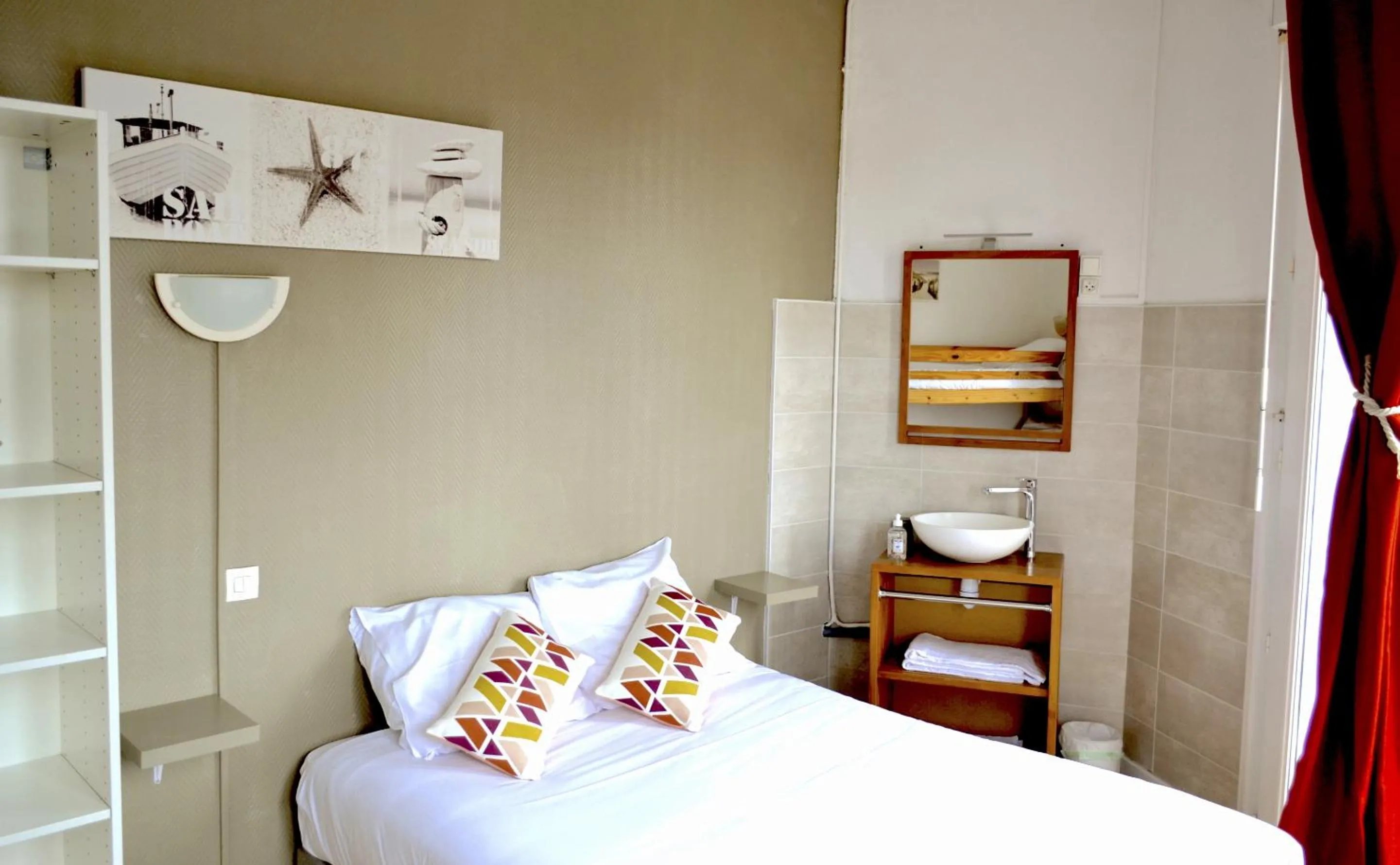 Bedroom, Bed in Hôtel Alizéa