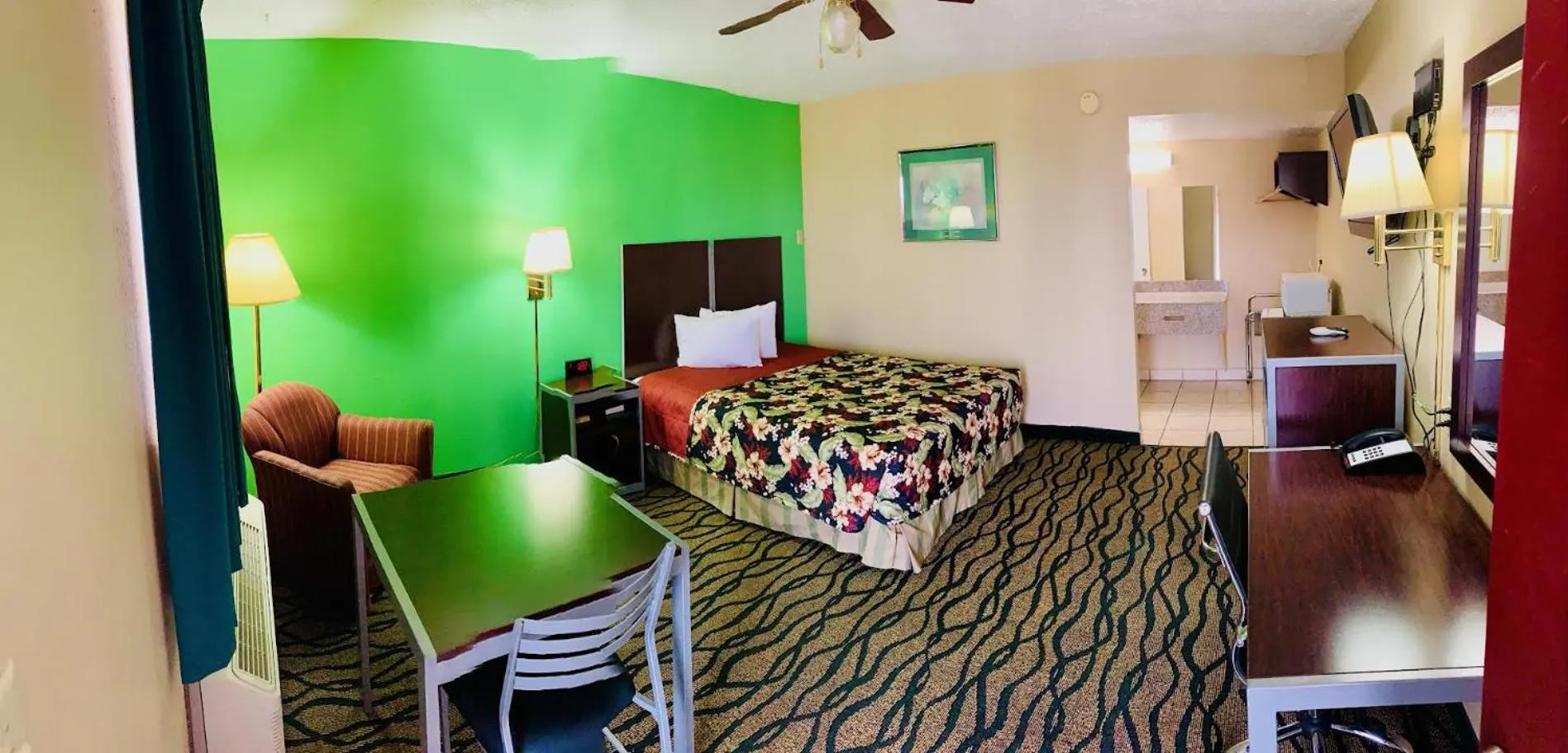 Bed in Thunderbird Inn