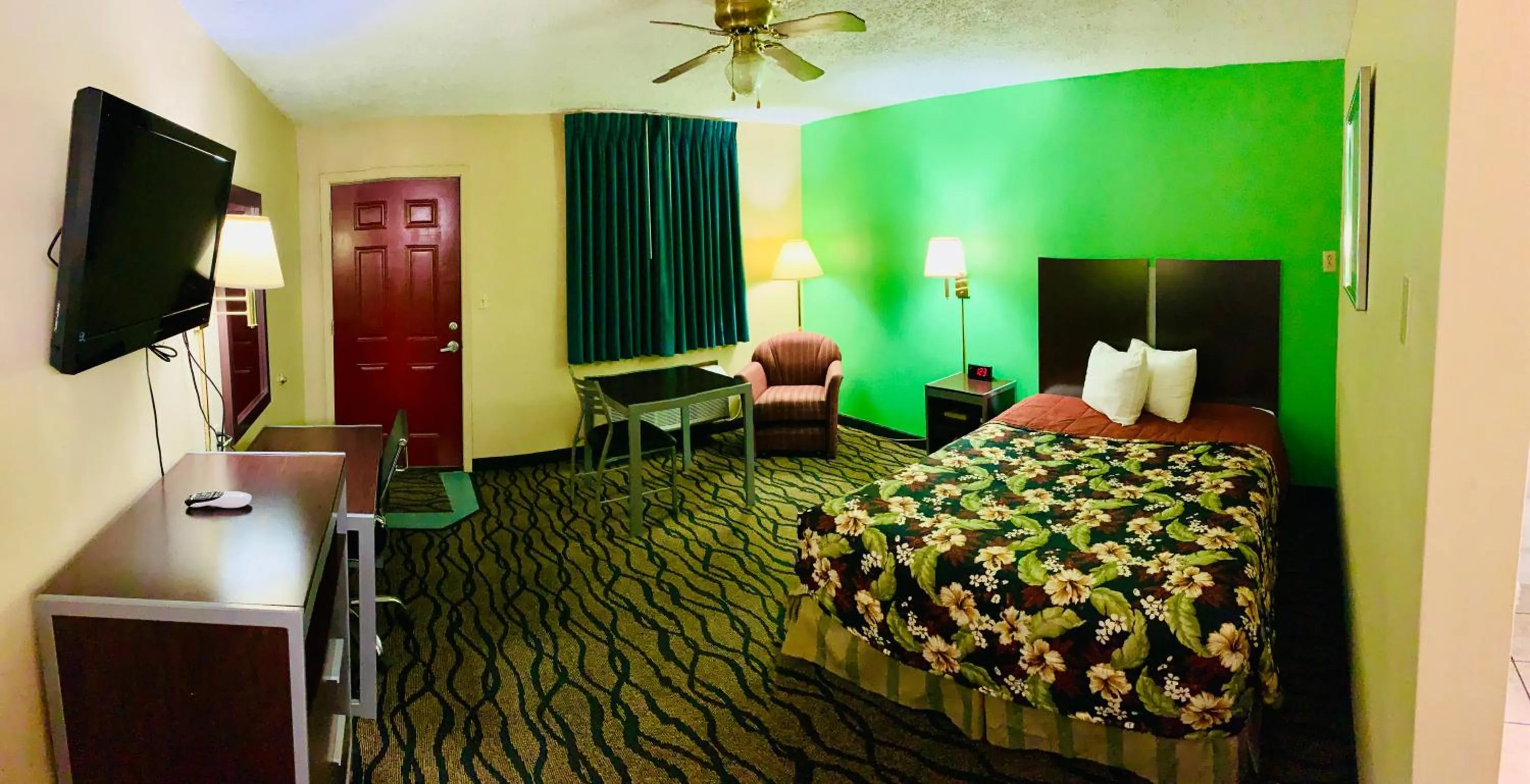 Bed in Thunderbird Inn