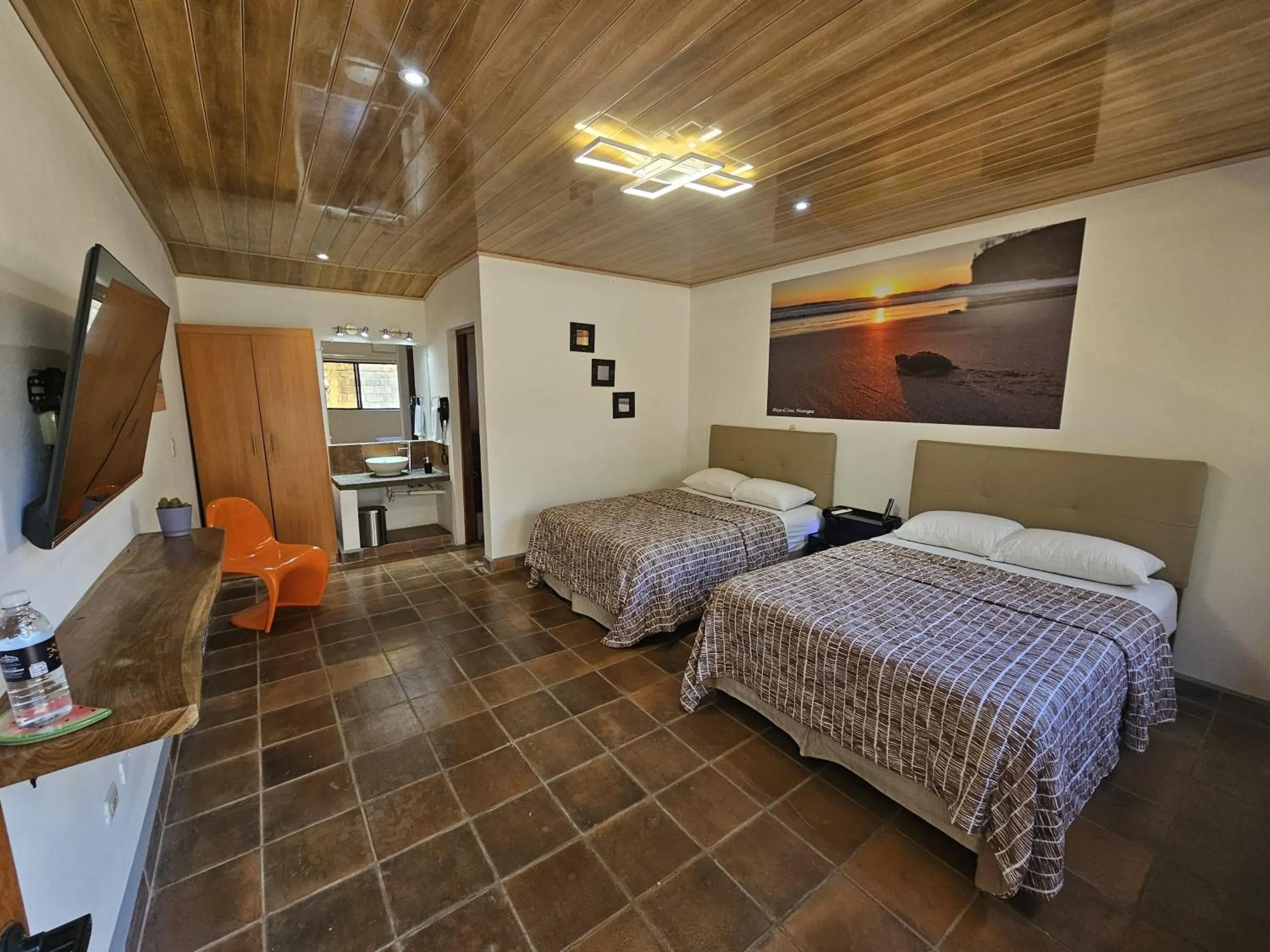 Drinks, Bed in Nica Valley