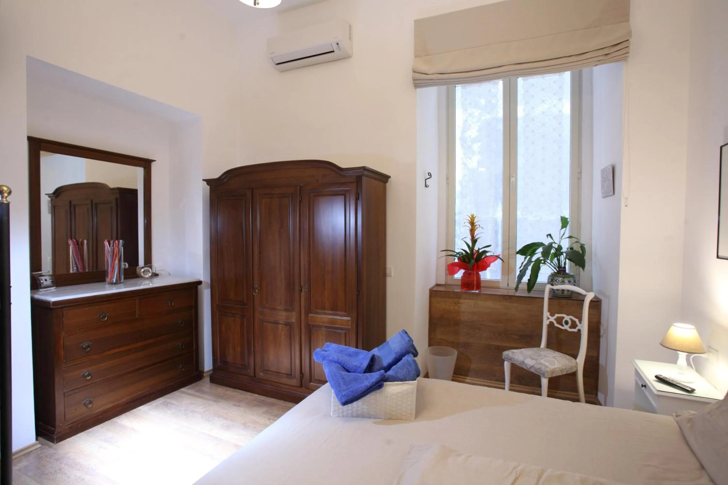 Photo of the whole room, Bed in Napoli Pietrasanta LT