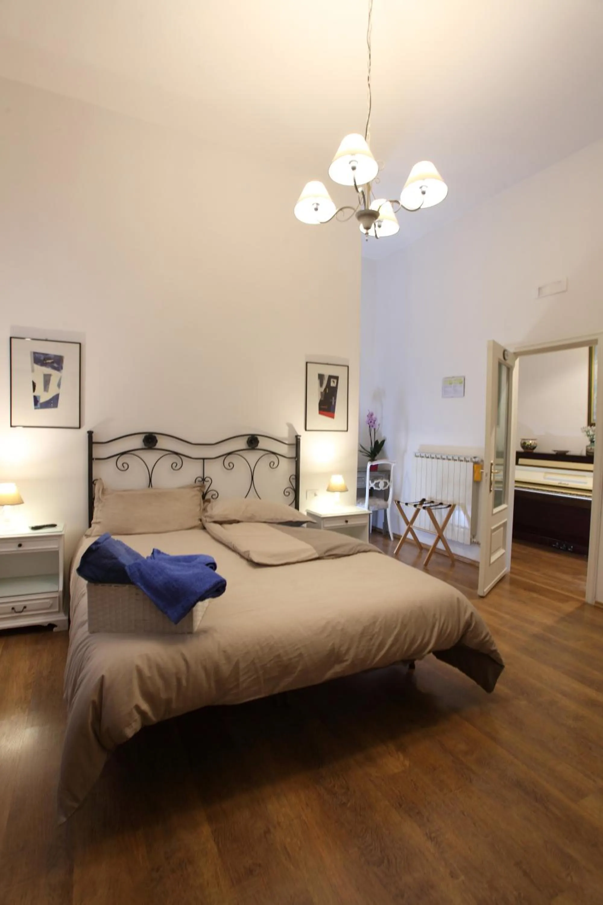 Photo of the whole room, Bed in Napoli Pietrasanta LT